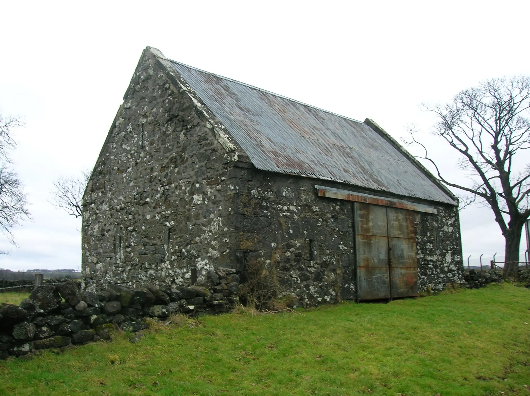 Photo showing: Balgray Farm byre seen from the south. Barrmill, North Ayrshire, Scotland.