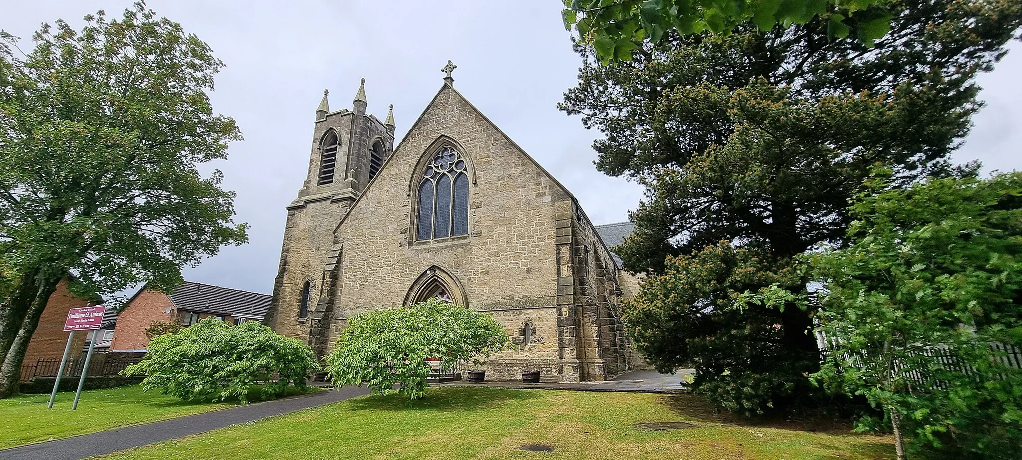 Photo showing: St Andrews Church, Fauldhouse