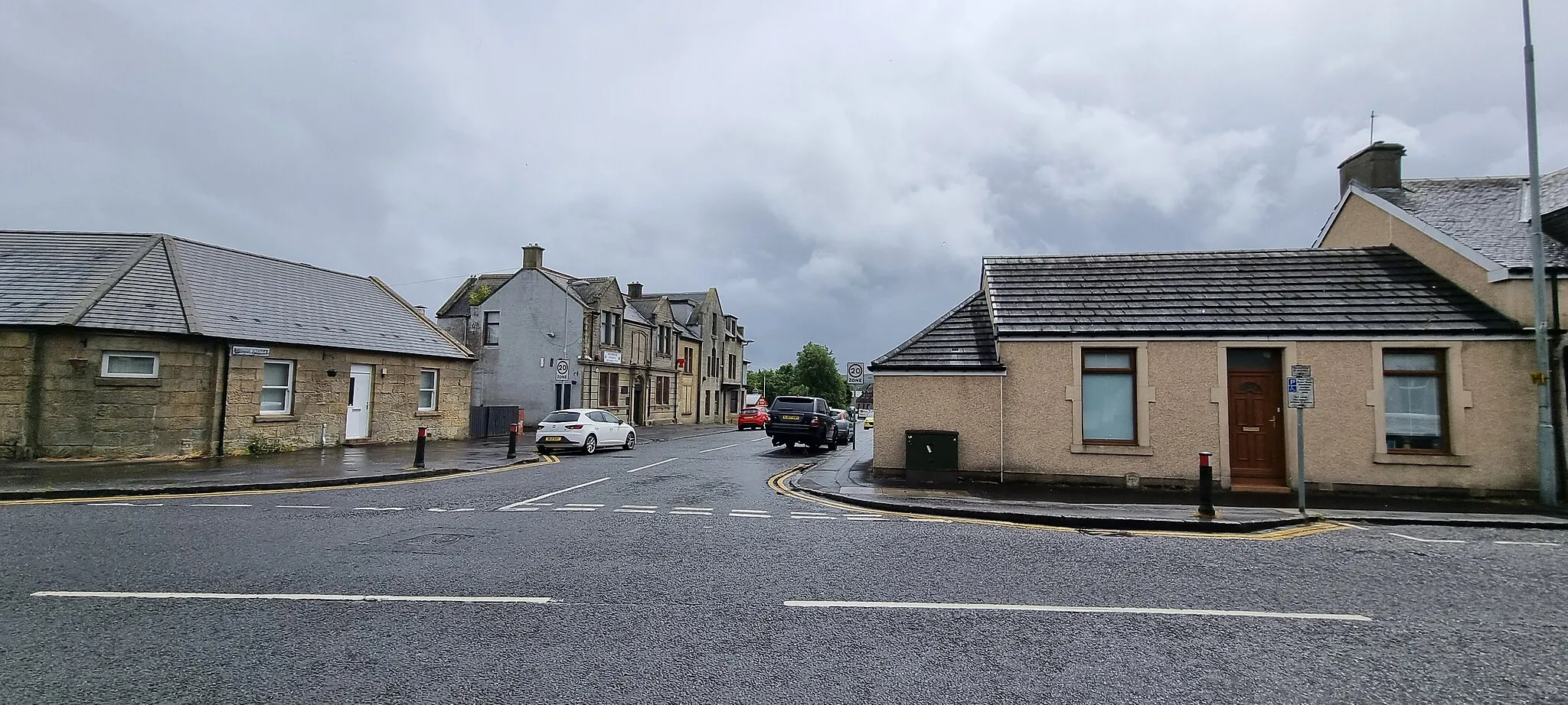 Photo showing: Fauldhouse, Main Street and Bridge Street