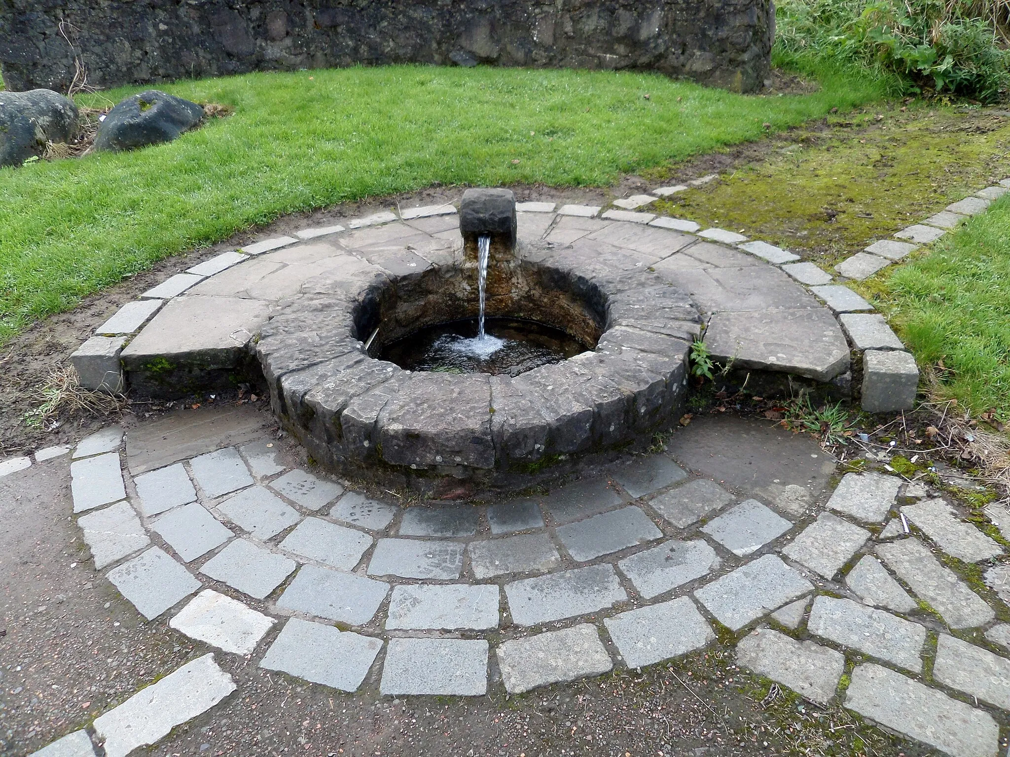 Photo showing: The early 15th c. St Catherine or Kate's Well, Kirk o'Shotts, North Lanarkshire, Scotland. Used as a wishing well.