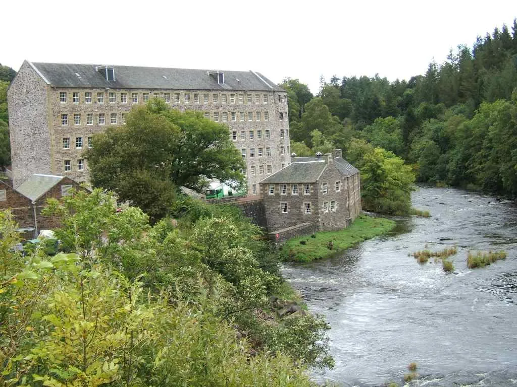 Photo showing: New Lanark World Heritage village in Scotland. View of New Lanark Mill Hotel and Waterhouses by River Clyde.