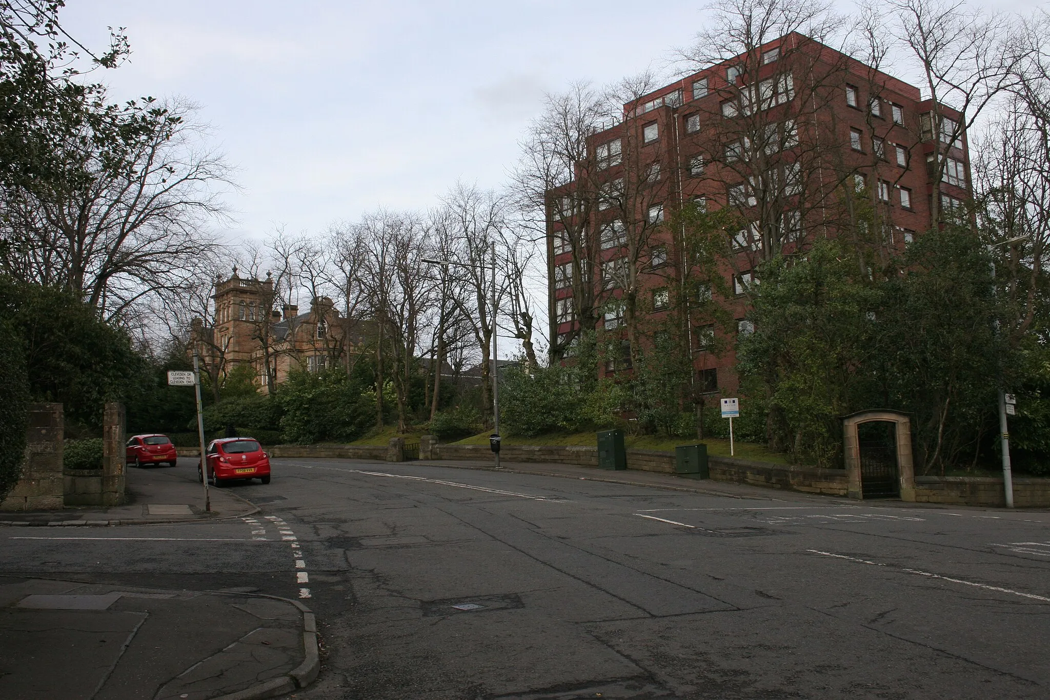 Photo showing: Contrasting architecture on Cleveden Road