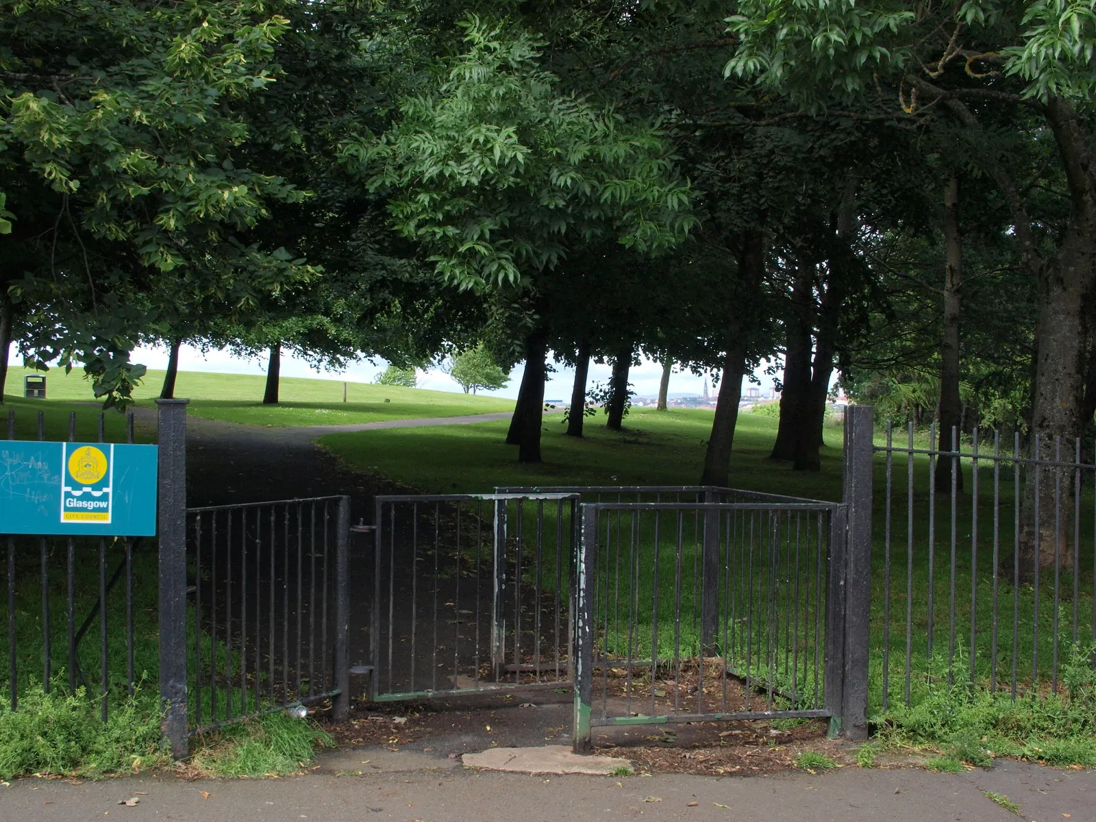 Photo showing: Anstruther Street entrance to Tollcross Park