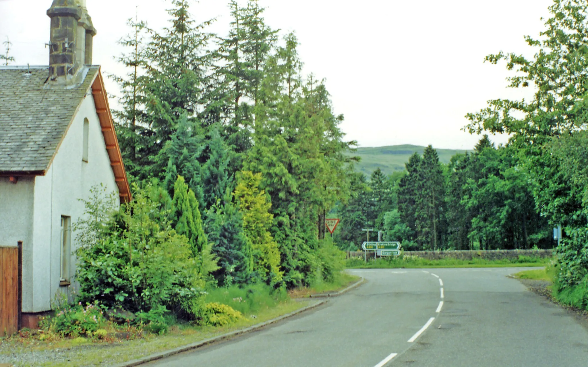 Photo showing: Site of Gargunnock station, 1997.
View southward on B8015 approaching A811, where the ex-NBR Forth & Clyde line, Balloch (to right) - Stirling (to left) used to cross. The station was on the left here: it lost its passenger service on 1/10/34, but goods was handled (Stirling - Port of Menteith) until 5/10/59.