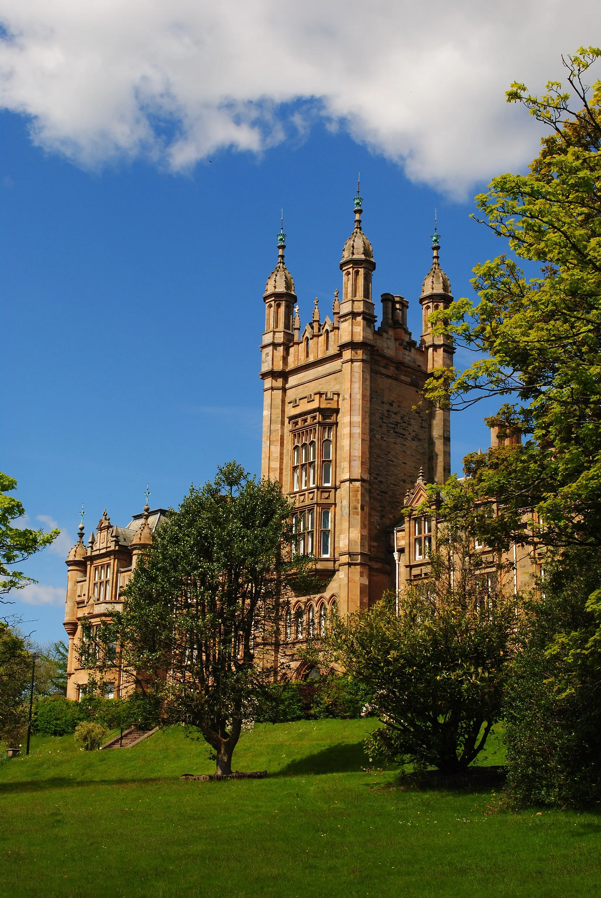 Photo showing: Former Schaw Convalescent home, Bearsden. Built 1895, it is now split up into private apartments.