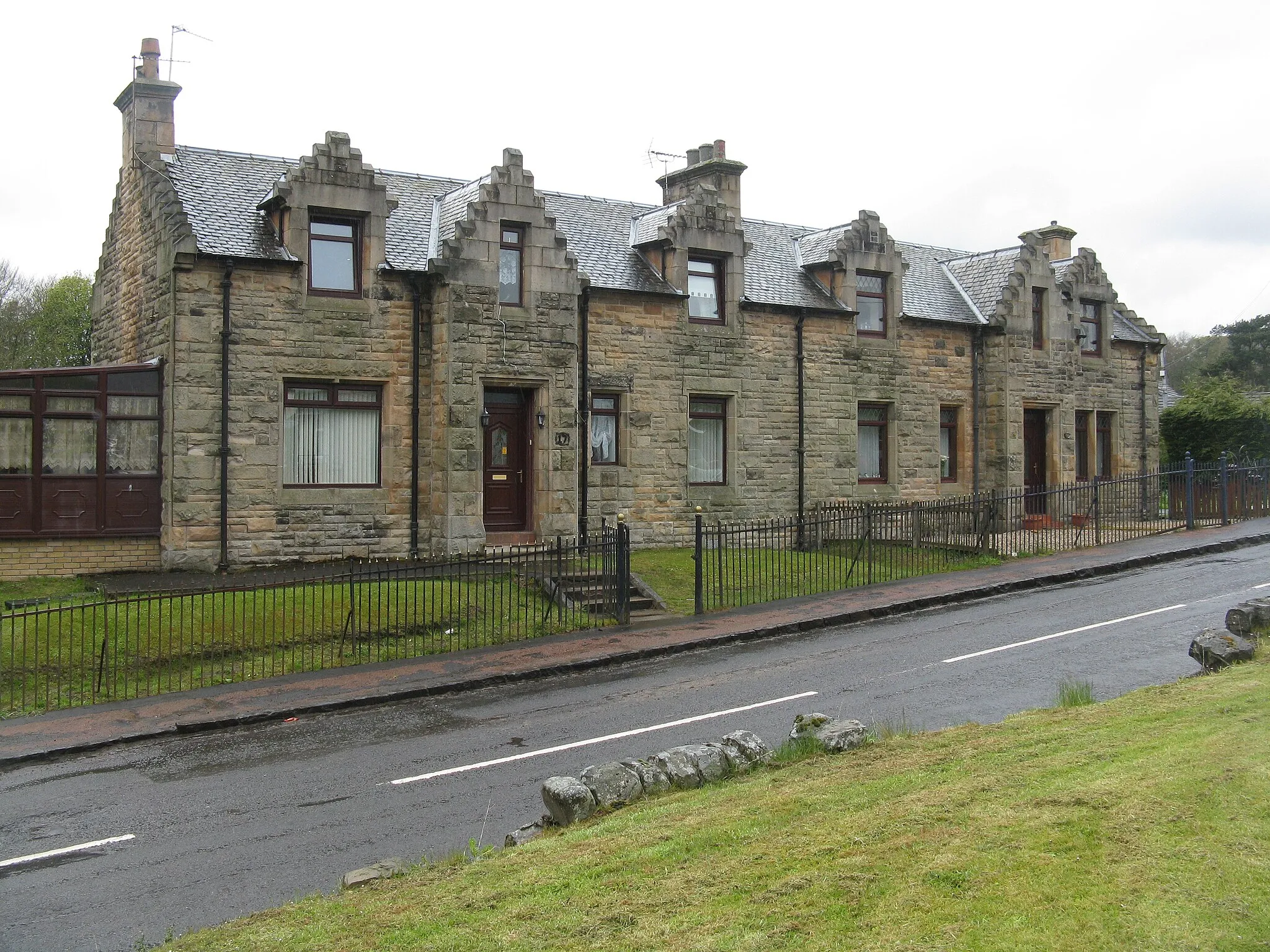 Photo showing: Houses on Hartwood Road