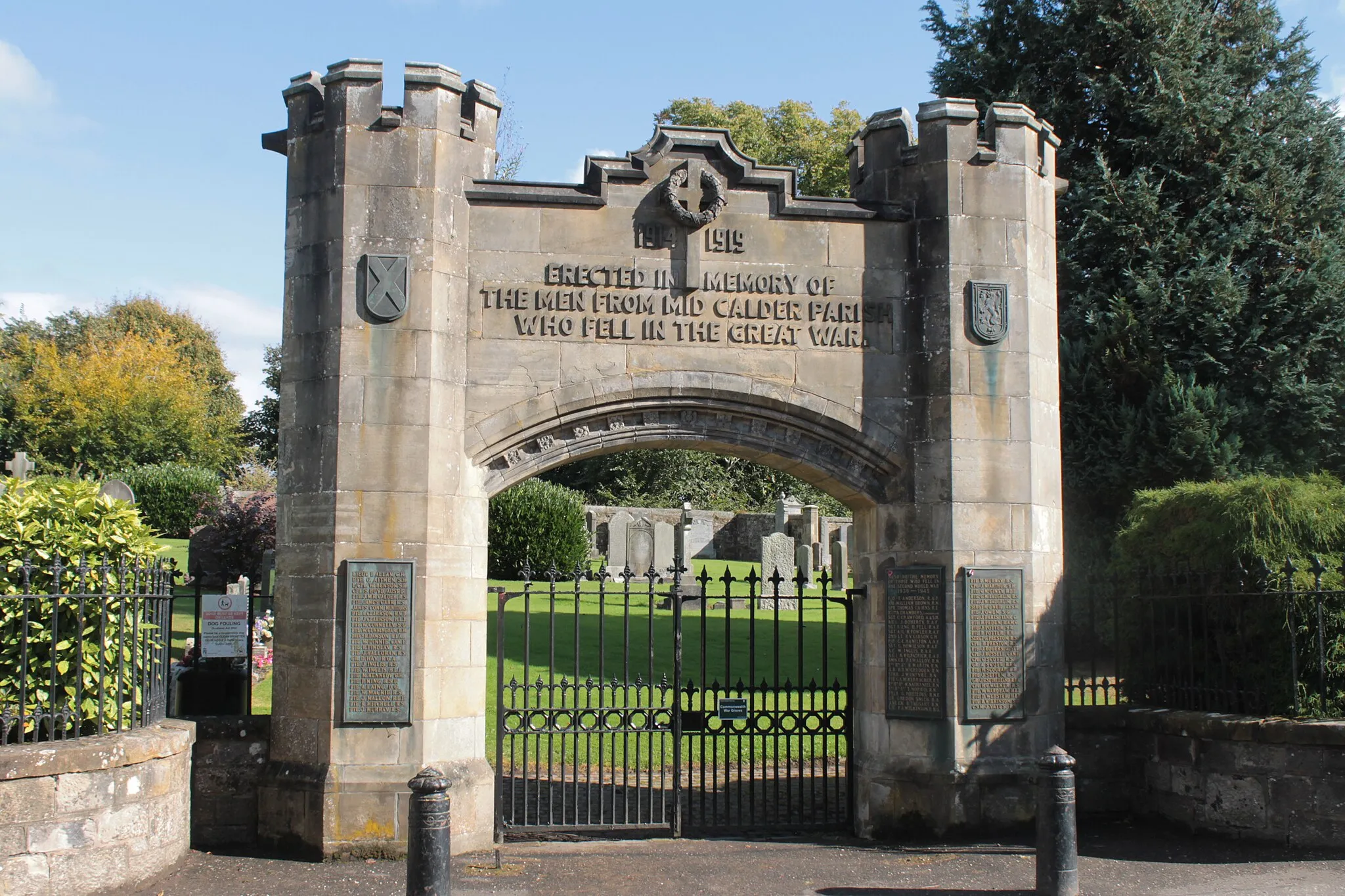 Photo showing: Mid Calder War Memorail forming entrance to the cemetery
