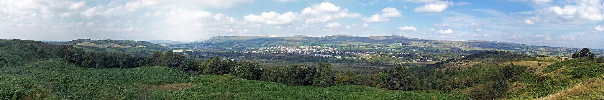 Photo showing: Kilsyth panorama from Croy Hill and the Antonine Wall, looking over Kilsyth towards the Kilsyth Hills.