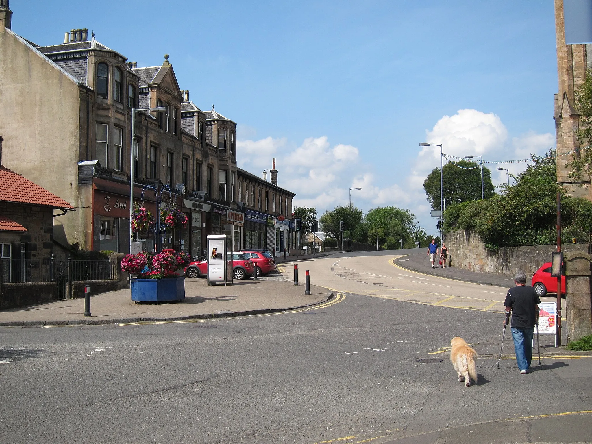 Photo showing: At the entrance to the railway station.