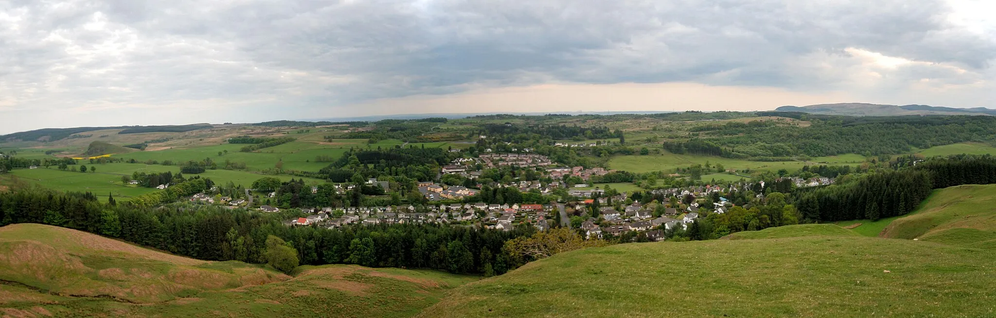 Photo showing: Strathblane panorama from the rocky ridge leading to Earl's Seat