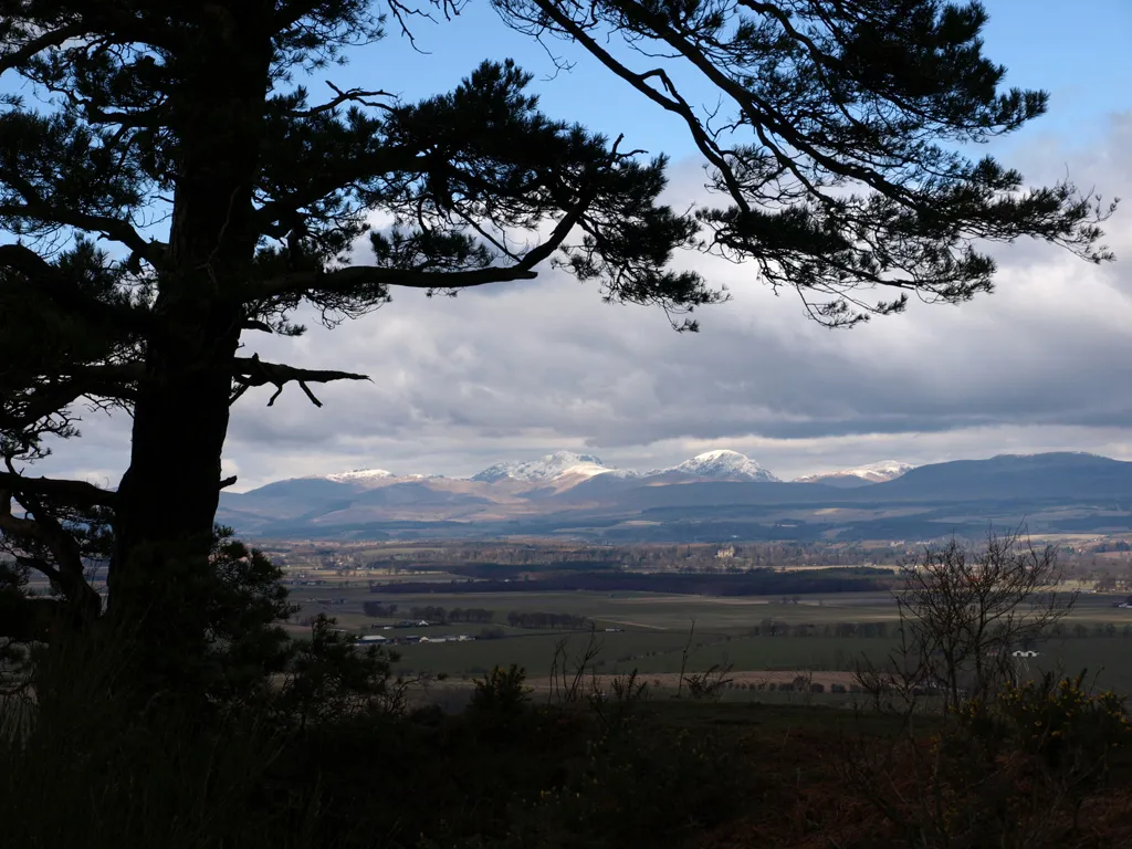 Photo showing: The view from the top of Gillies Hill, Scotland, to the northwest