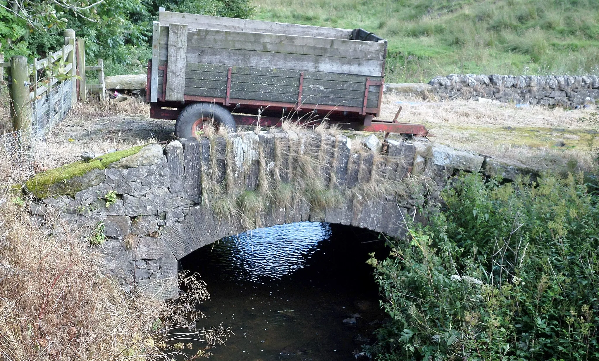 Photo showing: Black Burn old Brig, Dunlop, East Ayrshire, Scotland. The new bridge stands downstream of the old bridge.