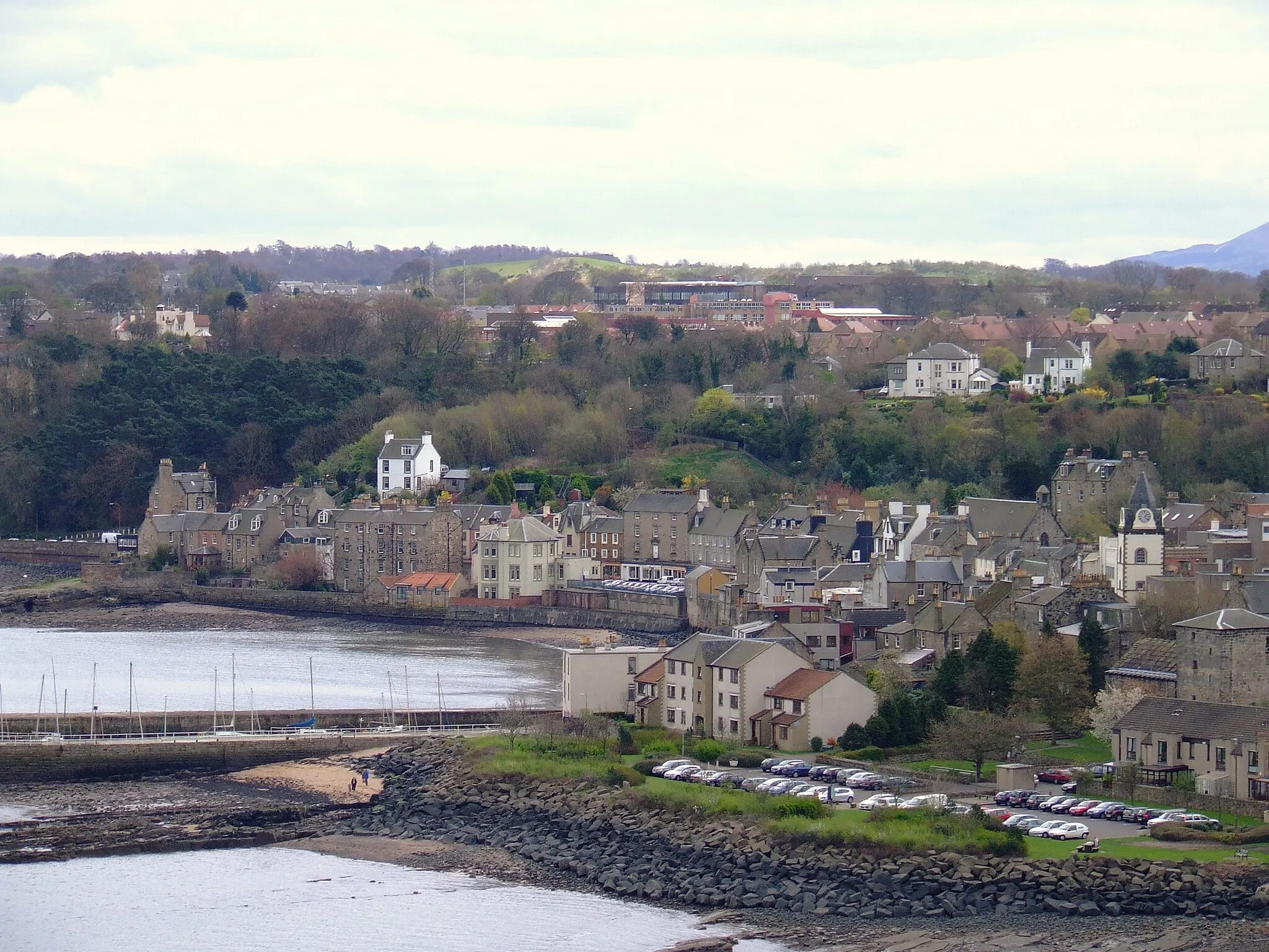 Photo showing: A view of en:South Queensferry, en:Scotland, from the en:Forth Road Bridge.