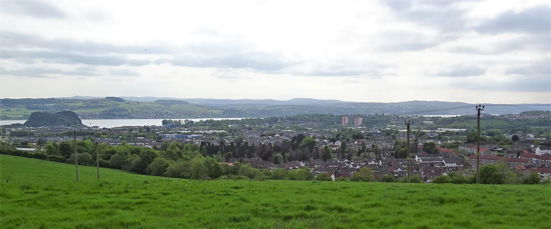 Photo showing: Dumbarton from Priestyard, Renfrewshire, Scotland. The view from the road to Auchenreoch Muir.