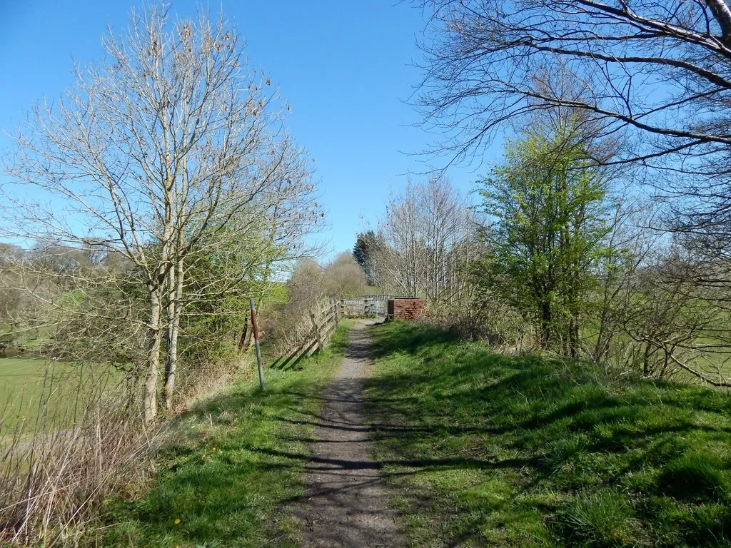 Photo showing: Approaching the Endrick Viaduct