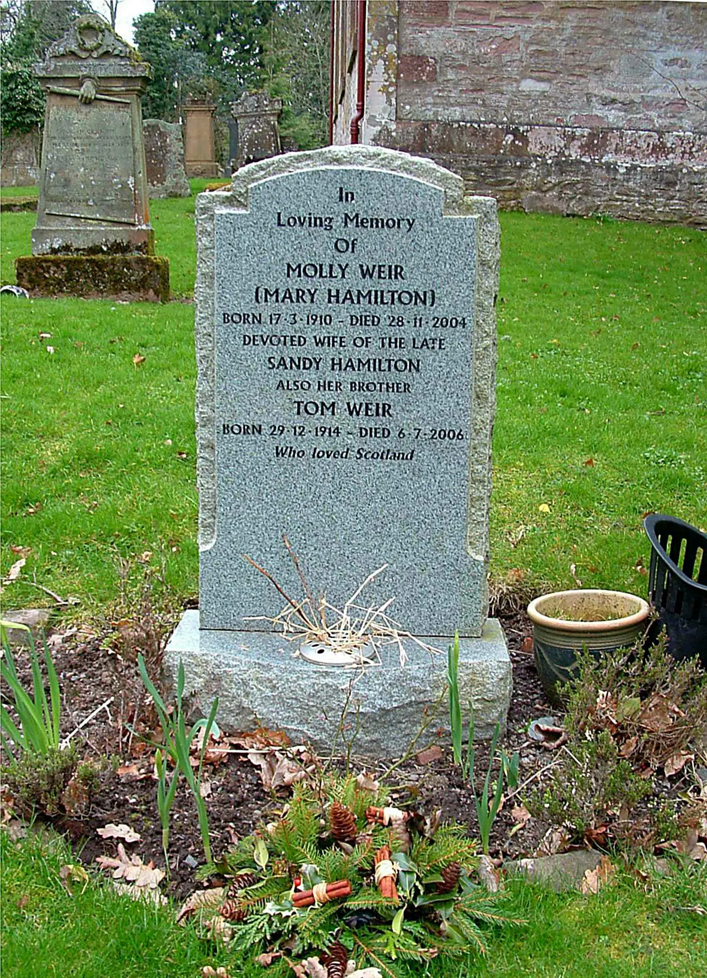 Photo showing: Tom Weir's Grave (NS 45251 87460)