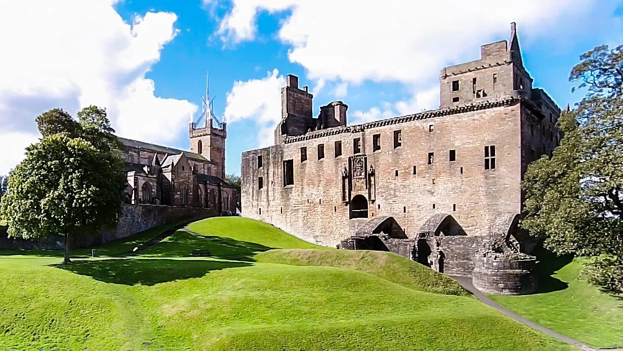 Photo showing: St. Michael's Church and Linlithgow Palace from the Peel