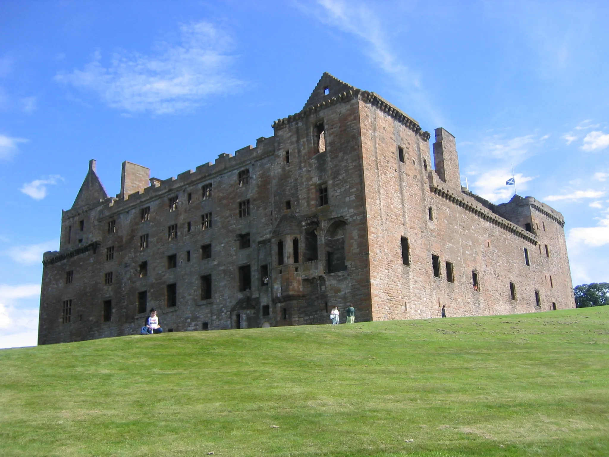 Photo showing: Linlithgow Palace Looking south-east towards the Palace with the loch behind me.