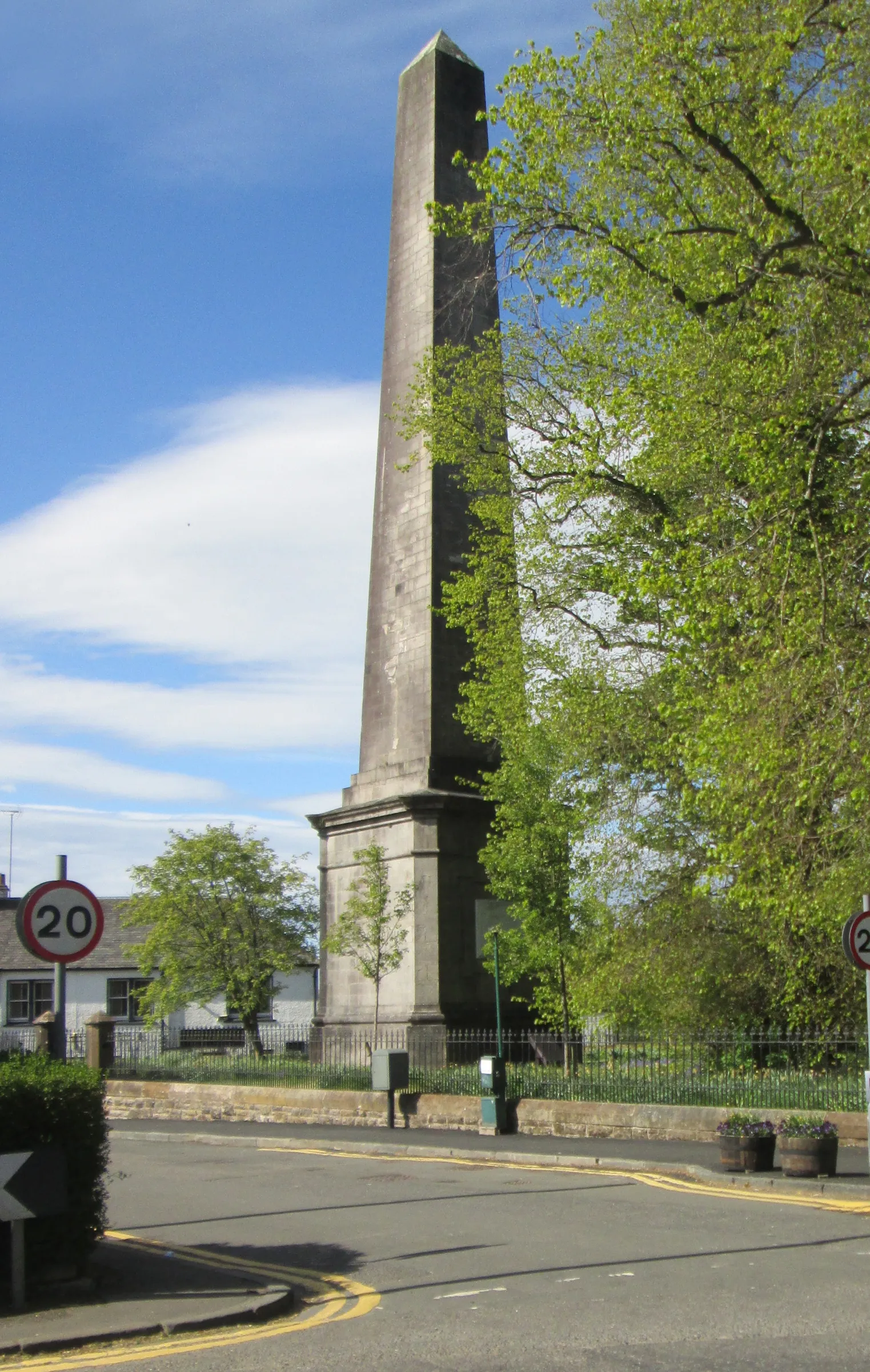 Photo showing: The Buchanan Obelisk in Killearn commemorates the nearby 1506 birthplace of George Buchanan; historian, scholar and tutor to the young King James VI of Scotland.