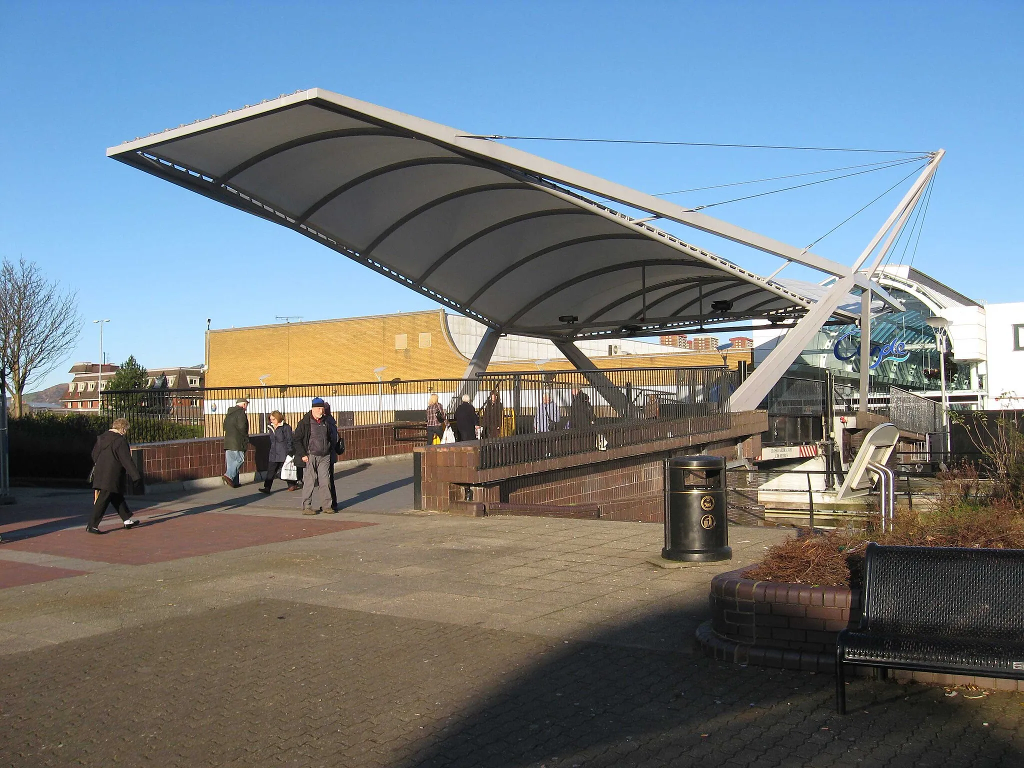 Photo showing: Bridge over the Forth and Clyde Canal at the Clyde Shopping Centre, Clydebank.