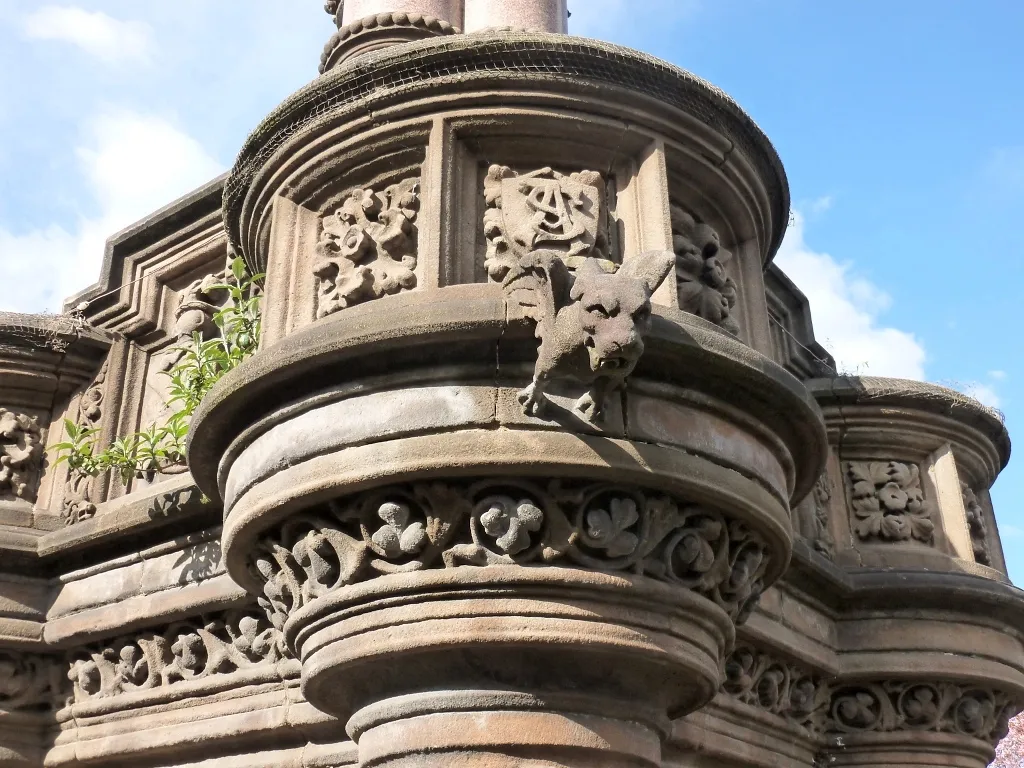 Photo showing: Smollett Fountain: detail