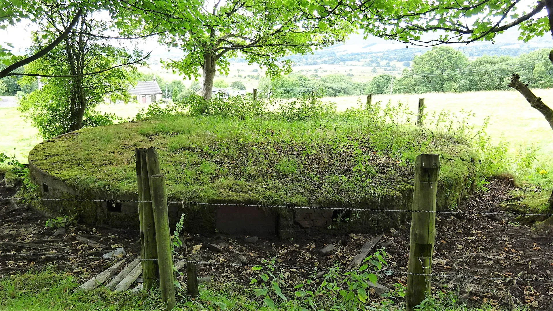 Photo showing: Bar Hill old water tank, Twechar, East Dunbartonshire, Scotland.