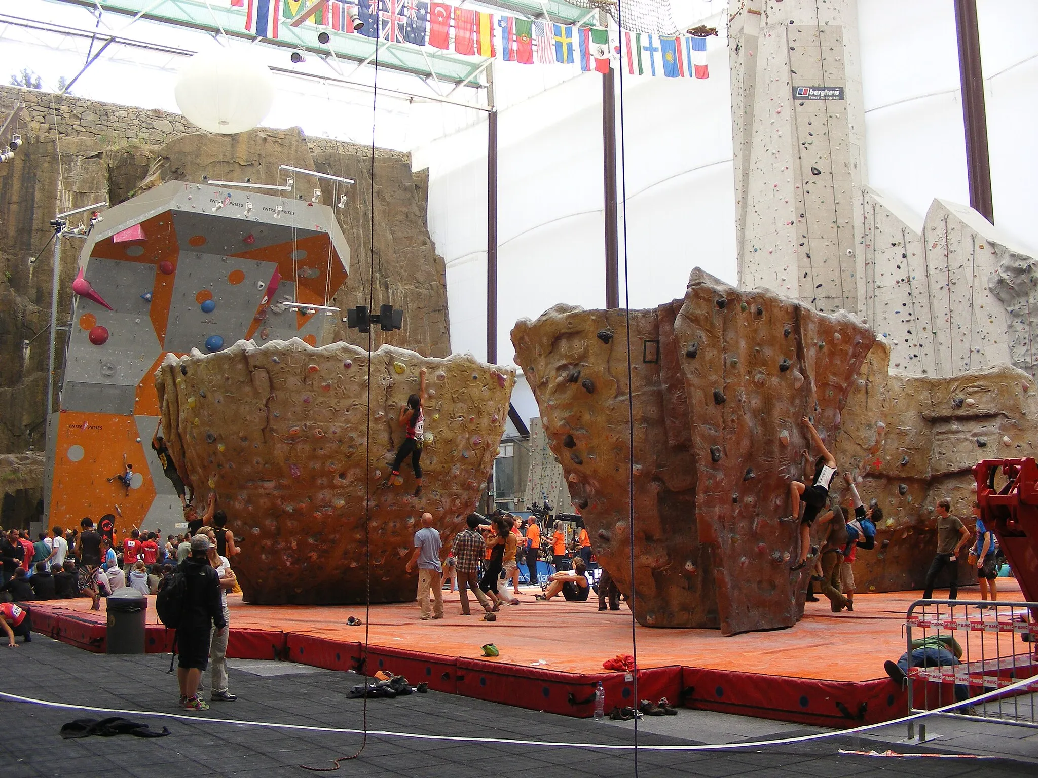 Photo showing: Interior shot of Edinburgh International Climbing Arena. Ratho, near Edinburgh, Scotland. The bouldering area is in the foreground, and the new championship wall is in the background on the left.