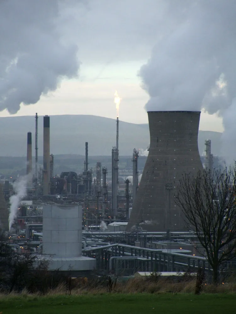 Photo showing: A petrochemical refinery in Grangemouth, Scotland, UK.