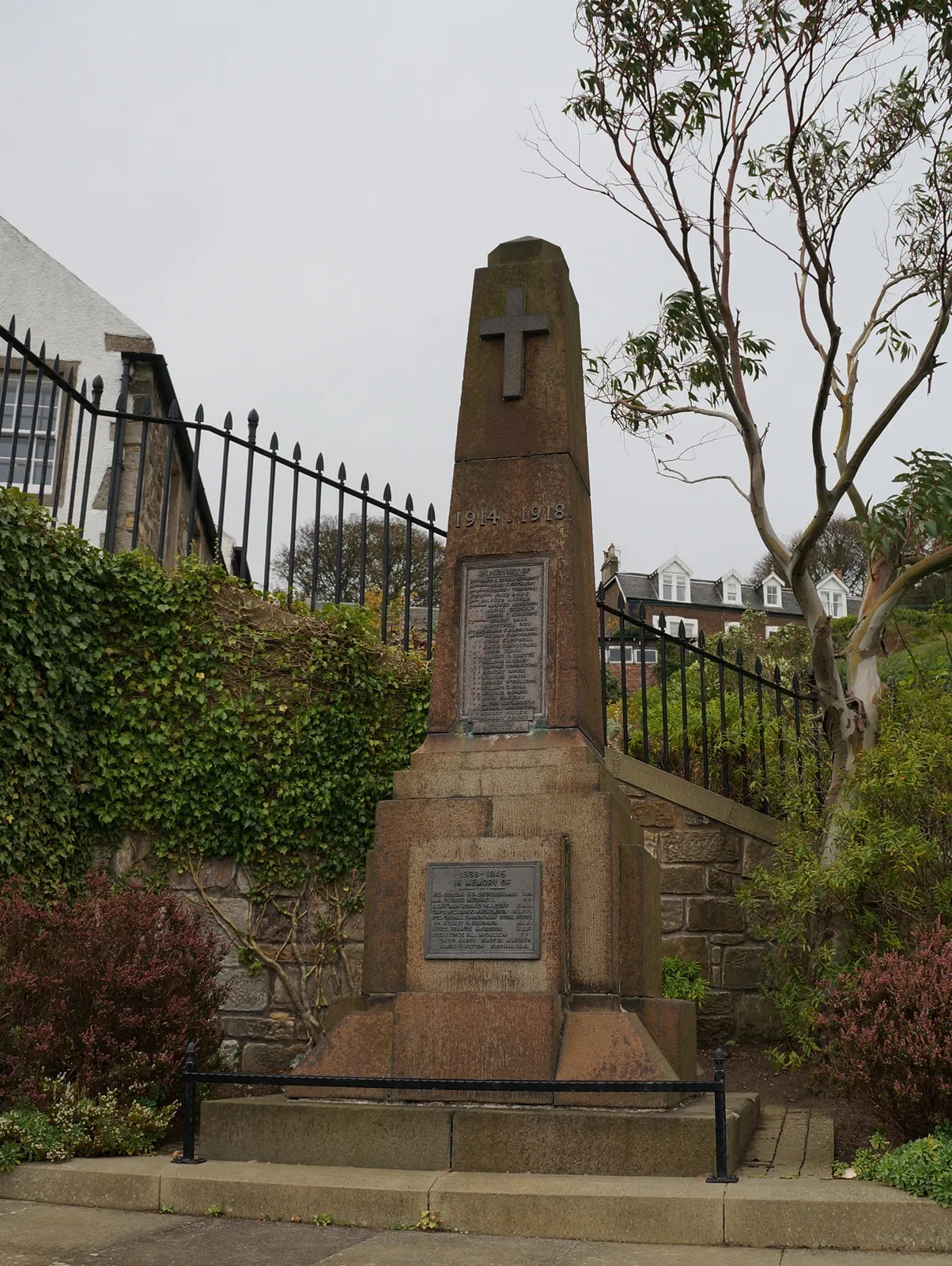 Photo showing: The War Memorial at North Queensferry