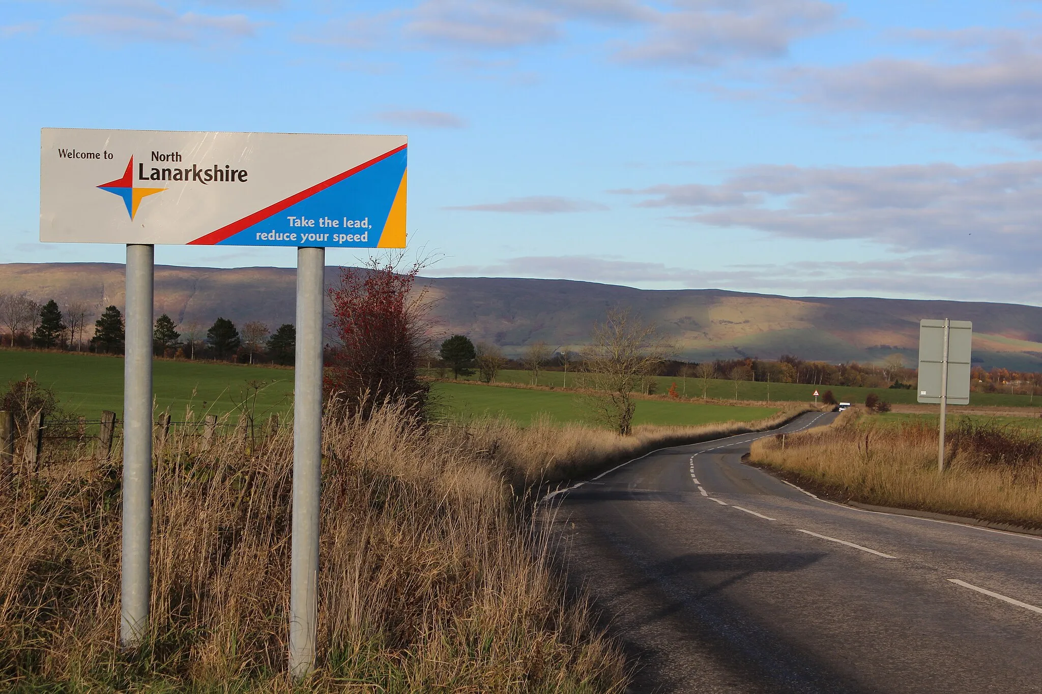 Photo showing: Robroyston Road