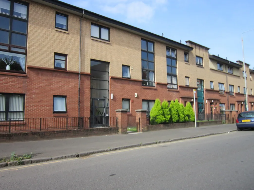 Photo showing: Flats on Dalmarnock Road, Glasgow