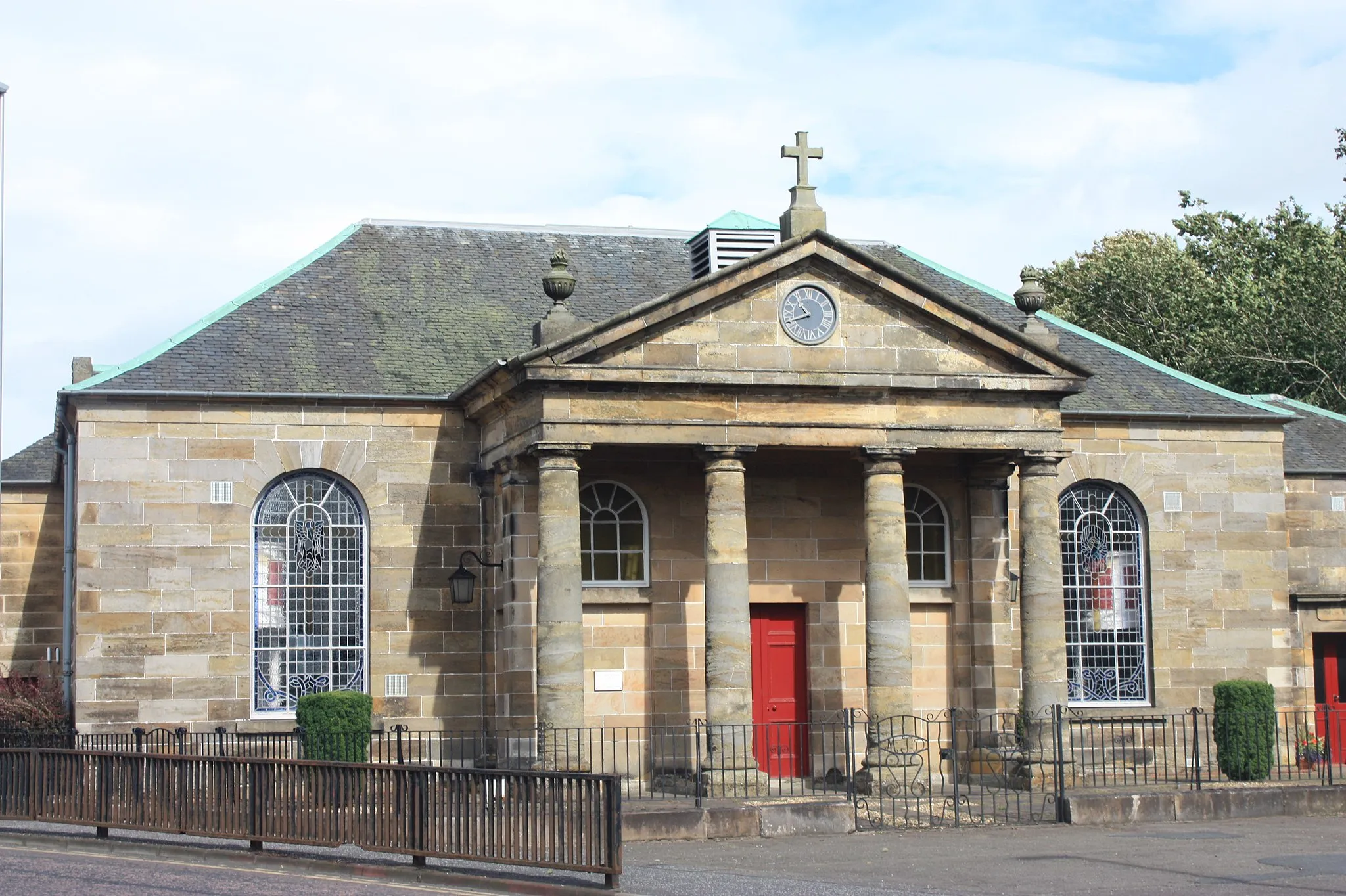 Photo showing: St Mungo's Church, High Street, Penicuik, Midlothian, seen from the west