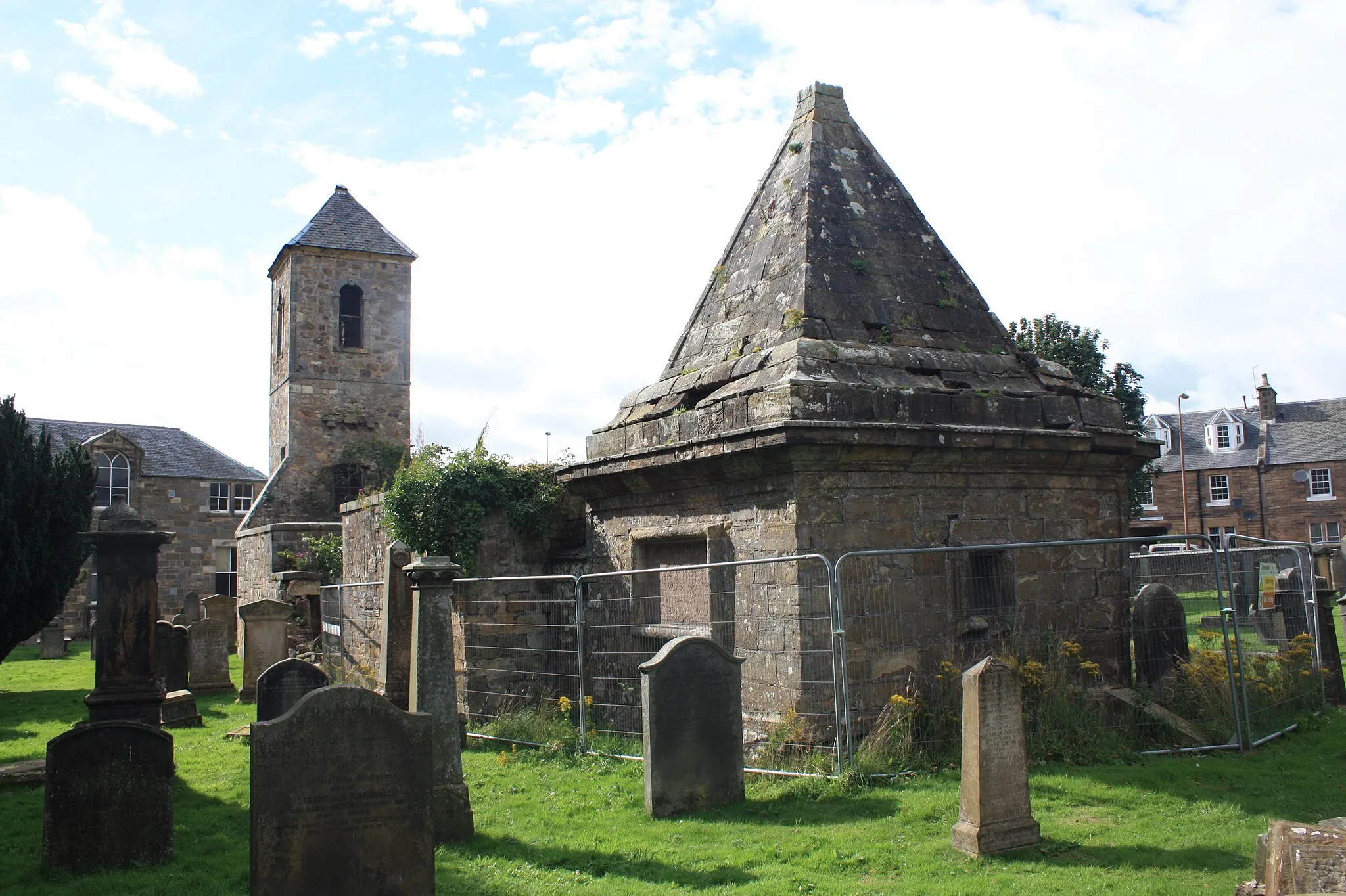 Photo showing: The Clerk mausoleum and old kirk, Penicuik