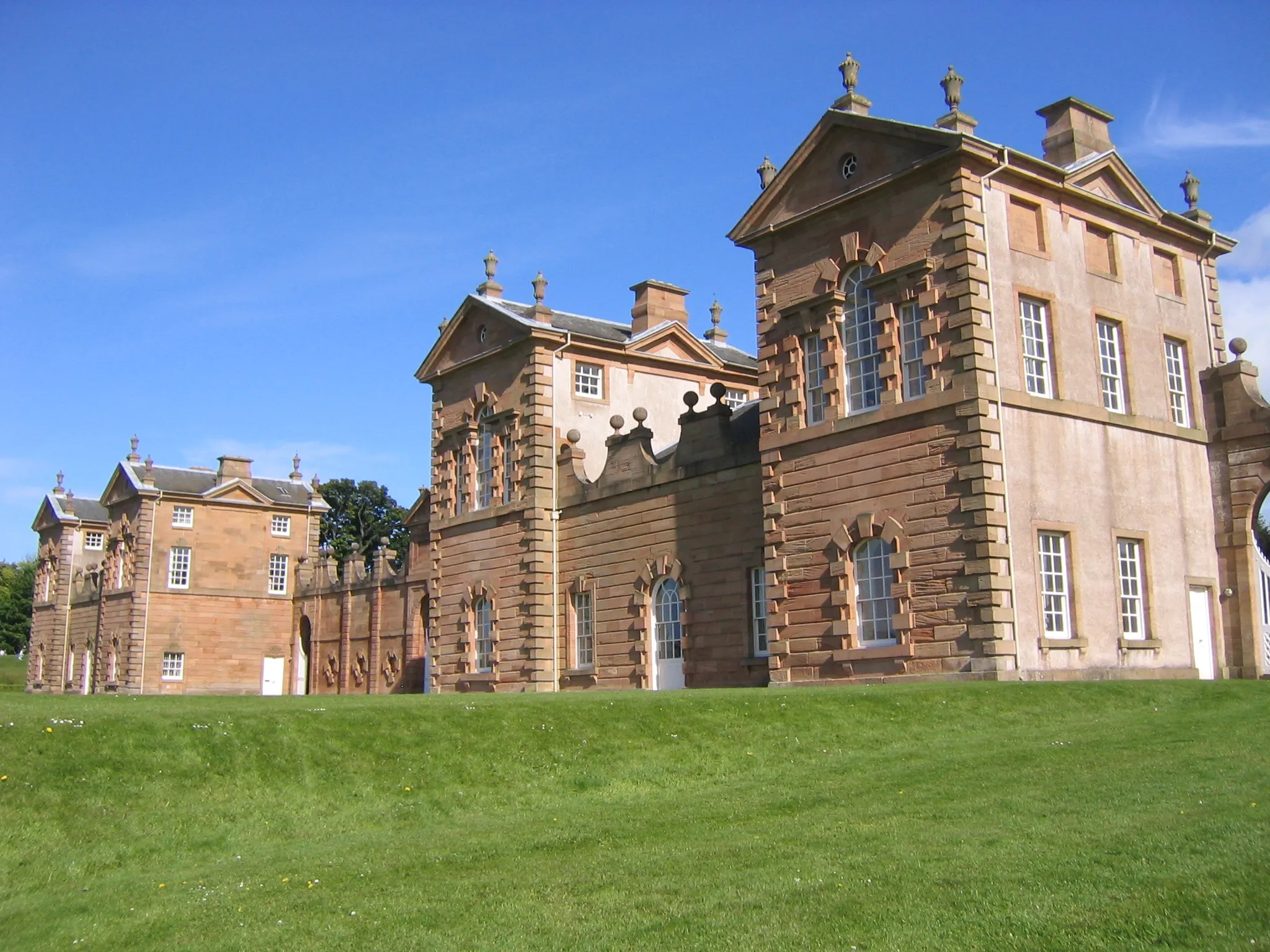 Photo showing: The Duke of Hamilton's hunting lodge in, what is now, Chatelherault Country Park.  Taken by me, Alistair McMillan, on 15 May 2005.