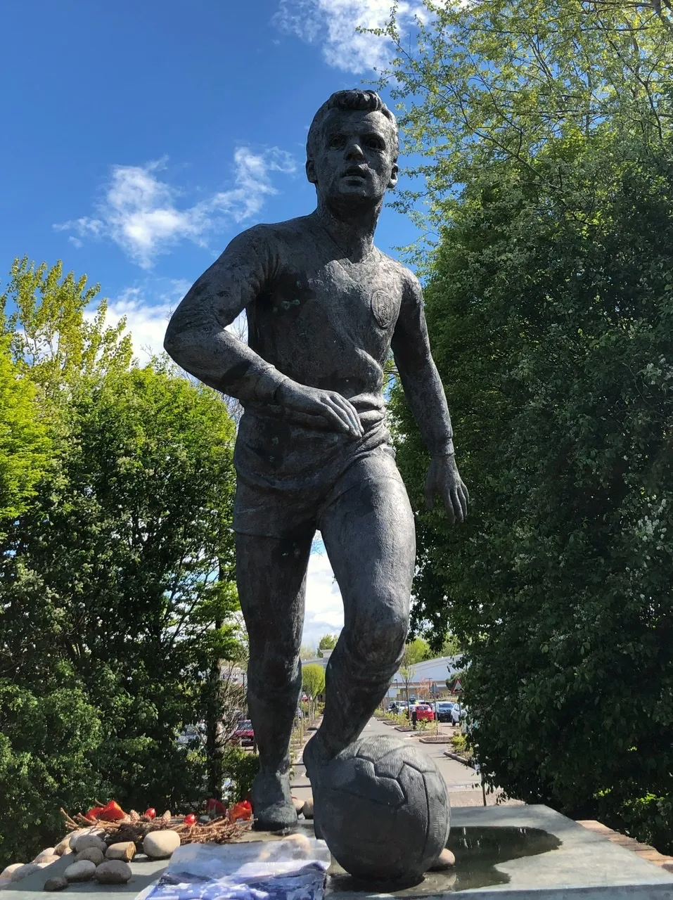 Photo showing: Located in Hamilton, Scotland this is a statue of ex Clydebank, Rangers and Motherwell Winger Davie Cooper, who died in 1995.