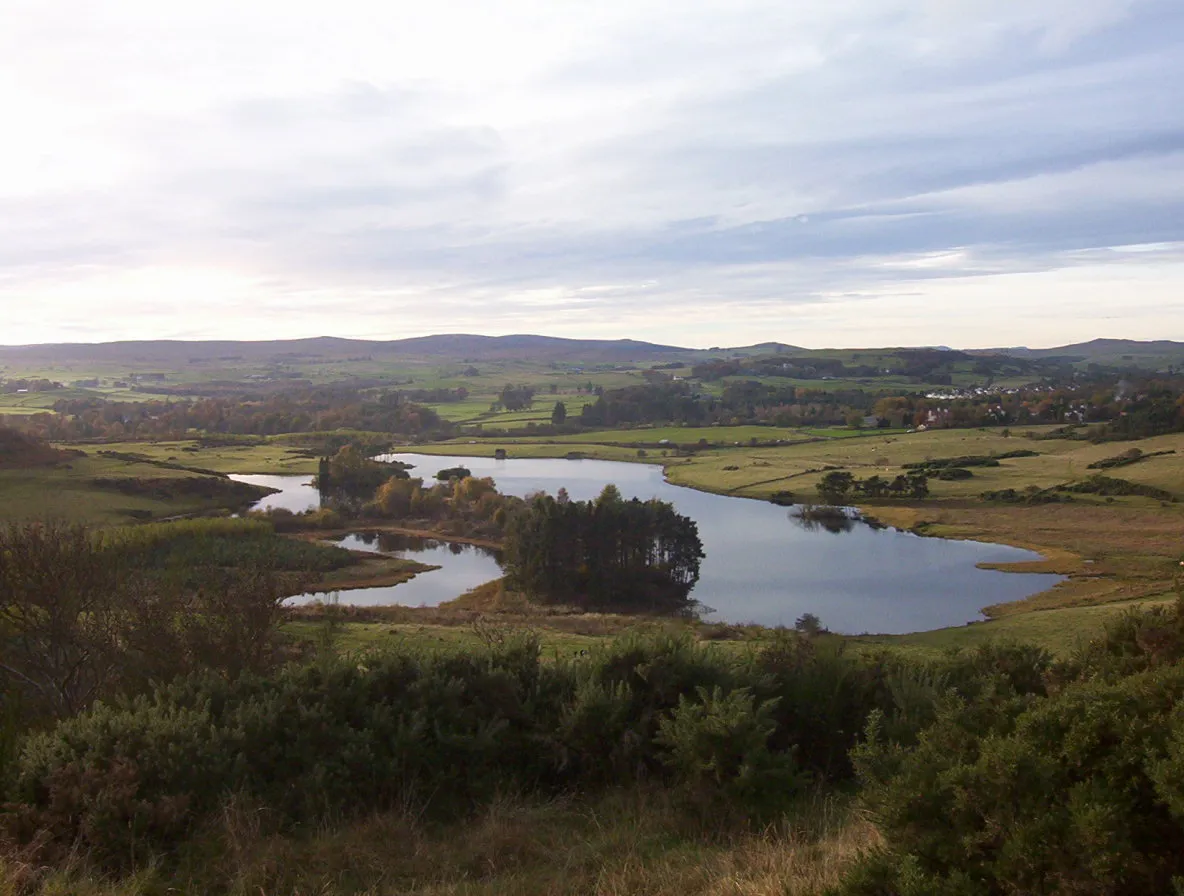 Photo showing: The Knapps Loch, en:Kilmacolm, en:Renfrewshire with some of Kilmacolm shown in the upper right hand side. Taken by myself, summer 2006. I release this freely.