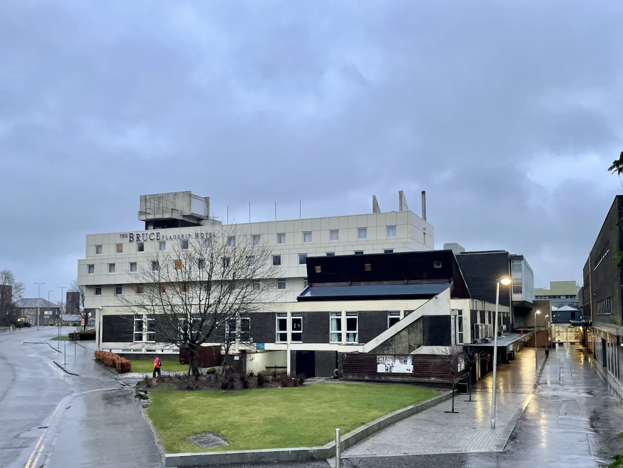 Photo showing: Bruce Hotel in East Kilbride town centre, 2022. Opened in 1969 and designed by Glasgow architects Walter Underwood & Partners