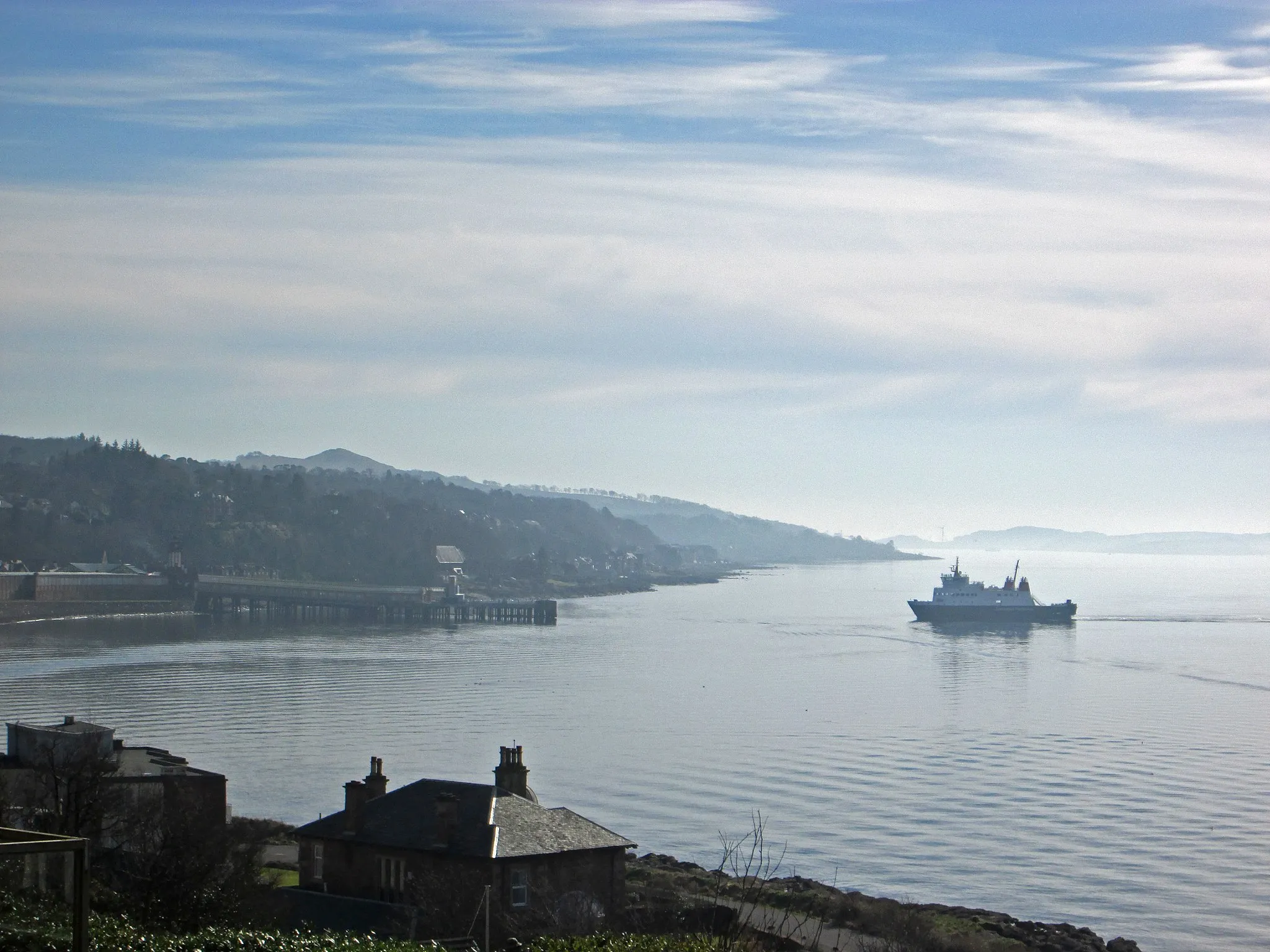 Photo showing: Wemyss Bay looking south from Cliff Terrace Road, with MV Bute approaching Wemyss Bay railway station and pier.