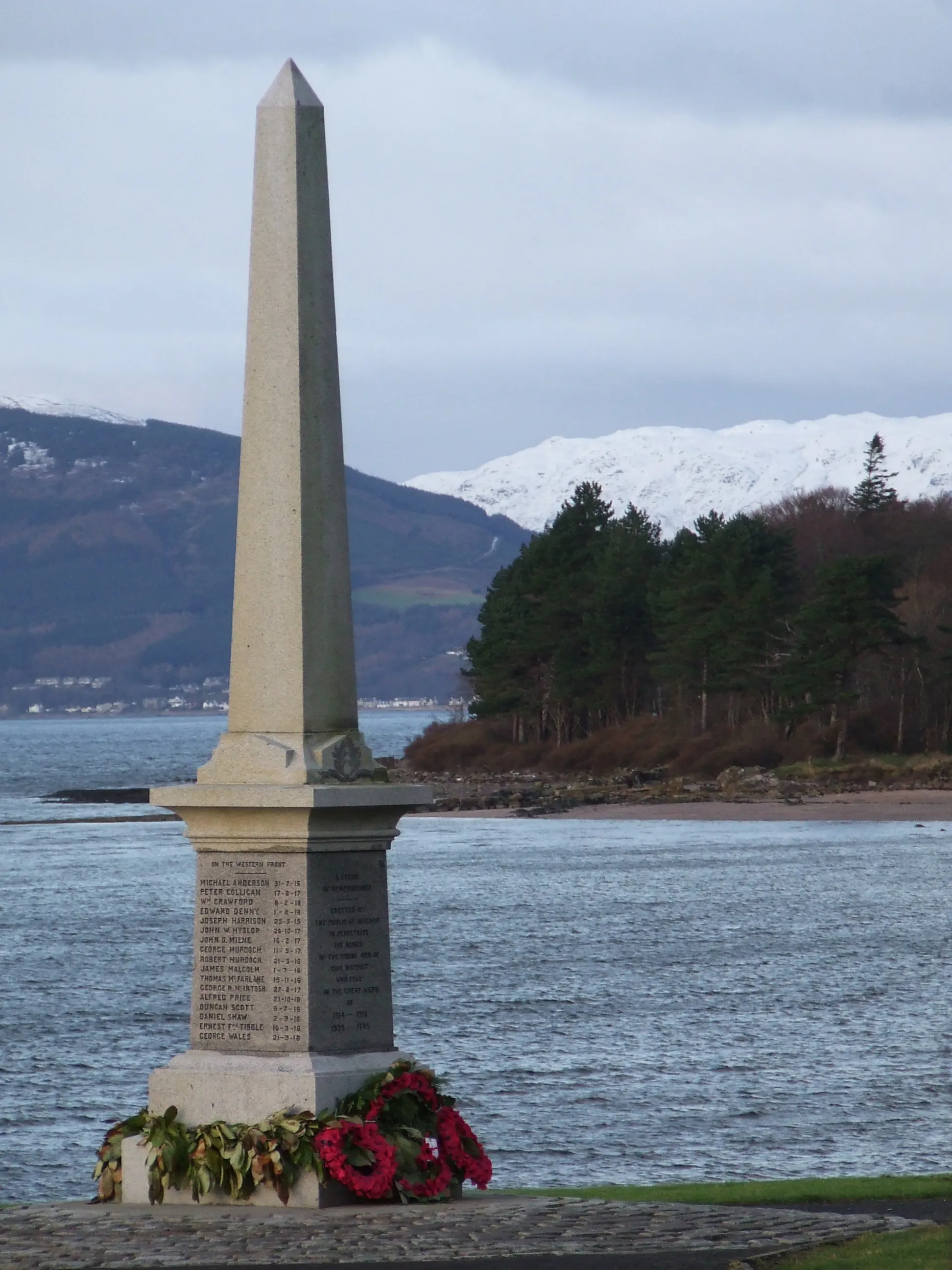 Photo showing: Inverkip War Memorial. With Ardgowan Point in the background. 
This photo is dedicated to the memory of the late William Craig who passed away in October 2008 and who submitted the First Geograph for this square 32492.