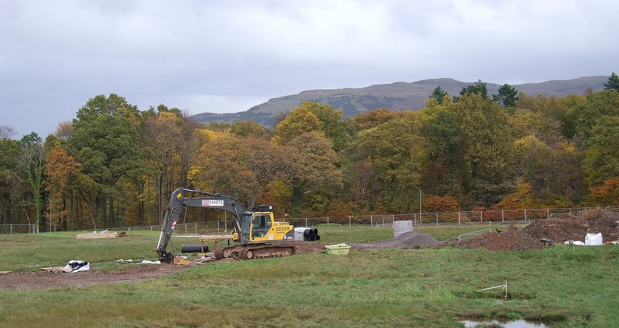 Photo showing: Construction site On former greenbelt land, south of Inverkip station. Cauldron Hill near Loch Thom is on the horizon.