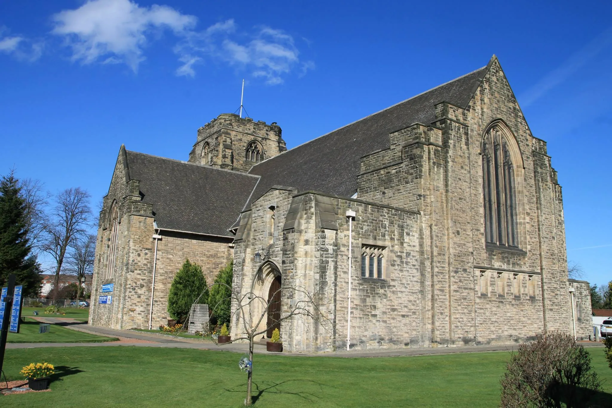 Photo showing: Polish Roman Catholic church of the Black Madonna (formerl yCathcart Old Parish Church), Carmunnock Road, Glasgow, seen from the southeast