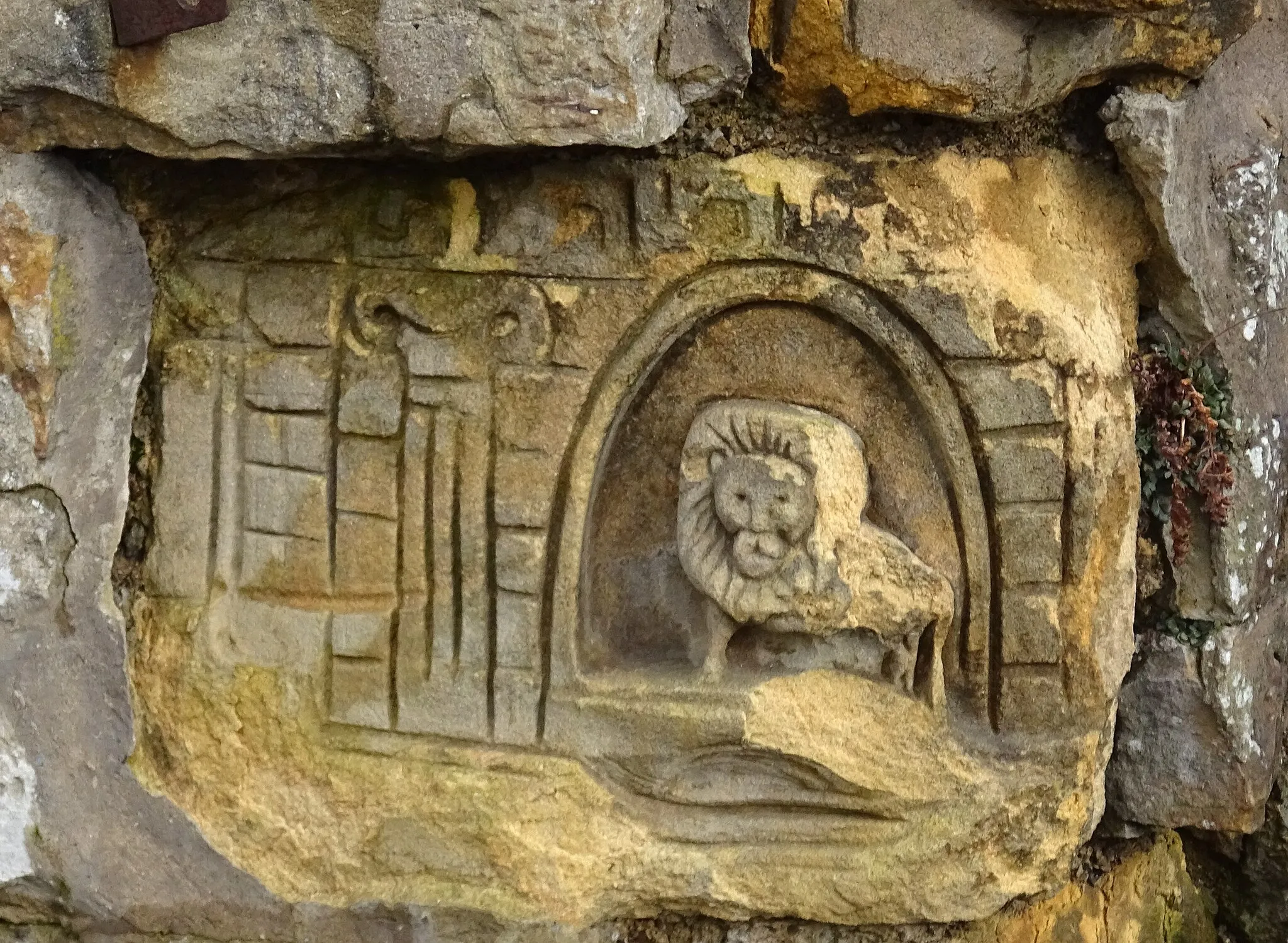 Photo showing: Carving of a lion, Glengarnock, North Ayrshire. Created using a screwdriver.