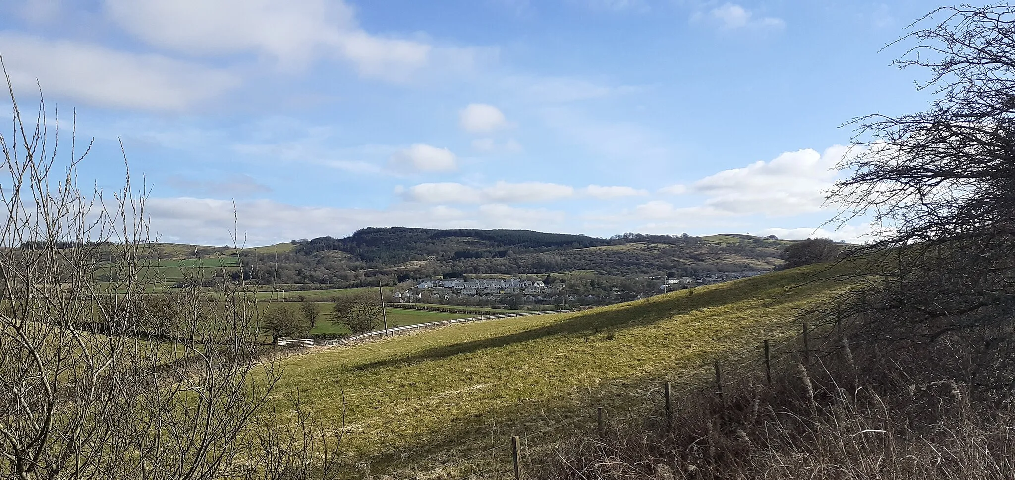 Photo showing: The village of Howwood pictured from the Lochwinnoch Loop Line trail.