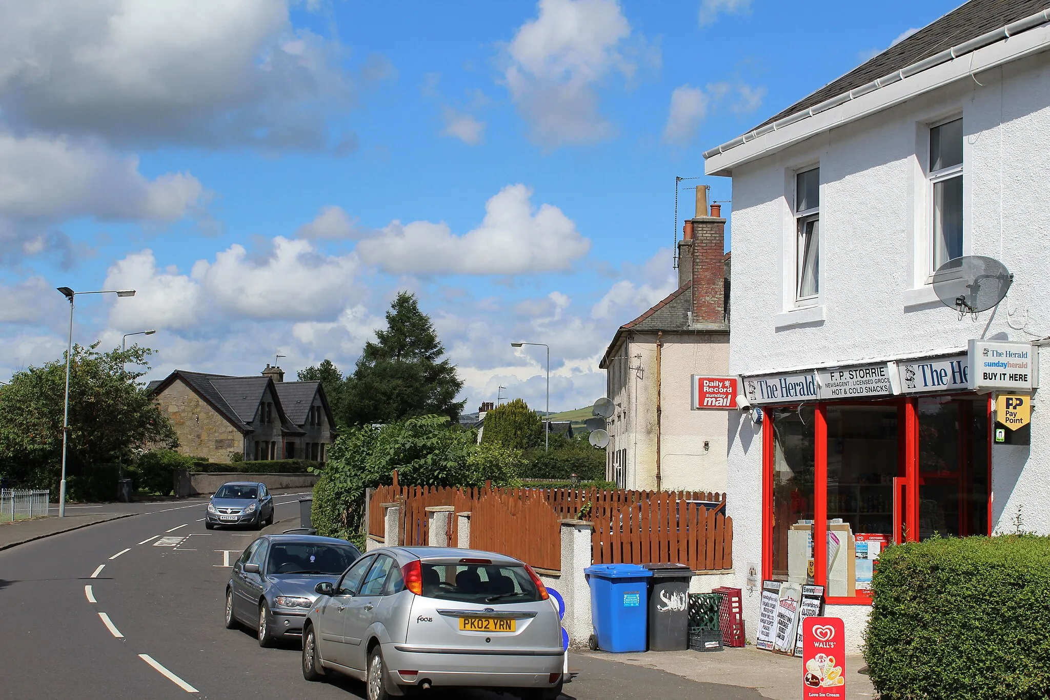 Photo showing: Station Road, Howwood