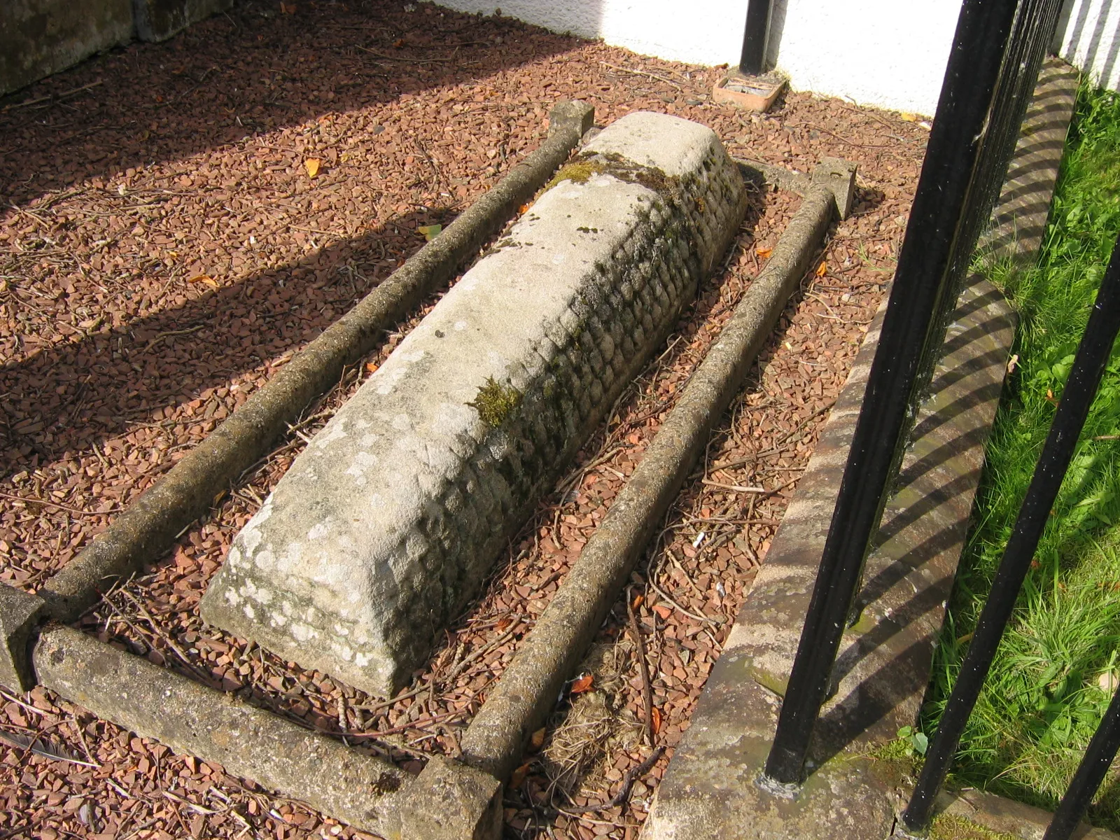 Photo showing: 11th century Hogback stone, Dalserf Churchyard, South Lanarkshire, scotland.