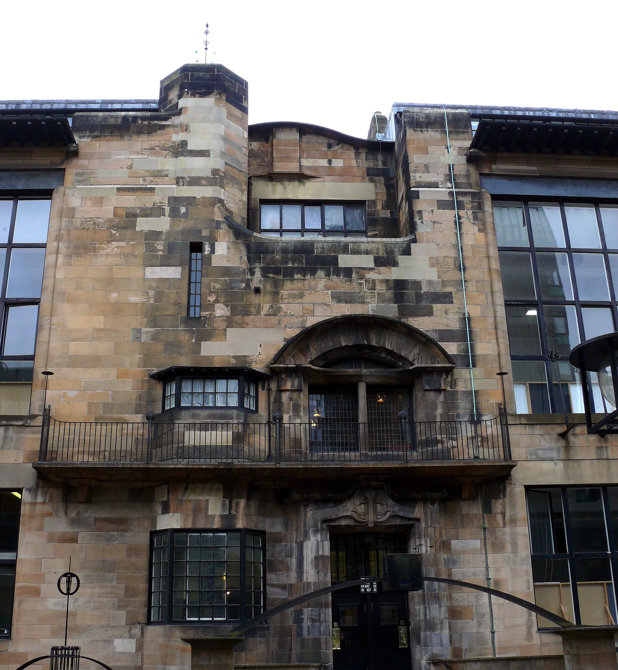 Photo showing: The front (north) facade of Charles Rennie Mackintosh's Glasgow School of Art on Renfrew Street, Garnethill in Glasgow, Scotland.