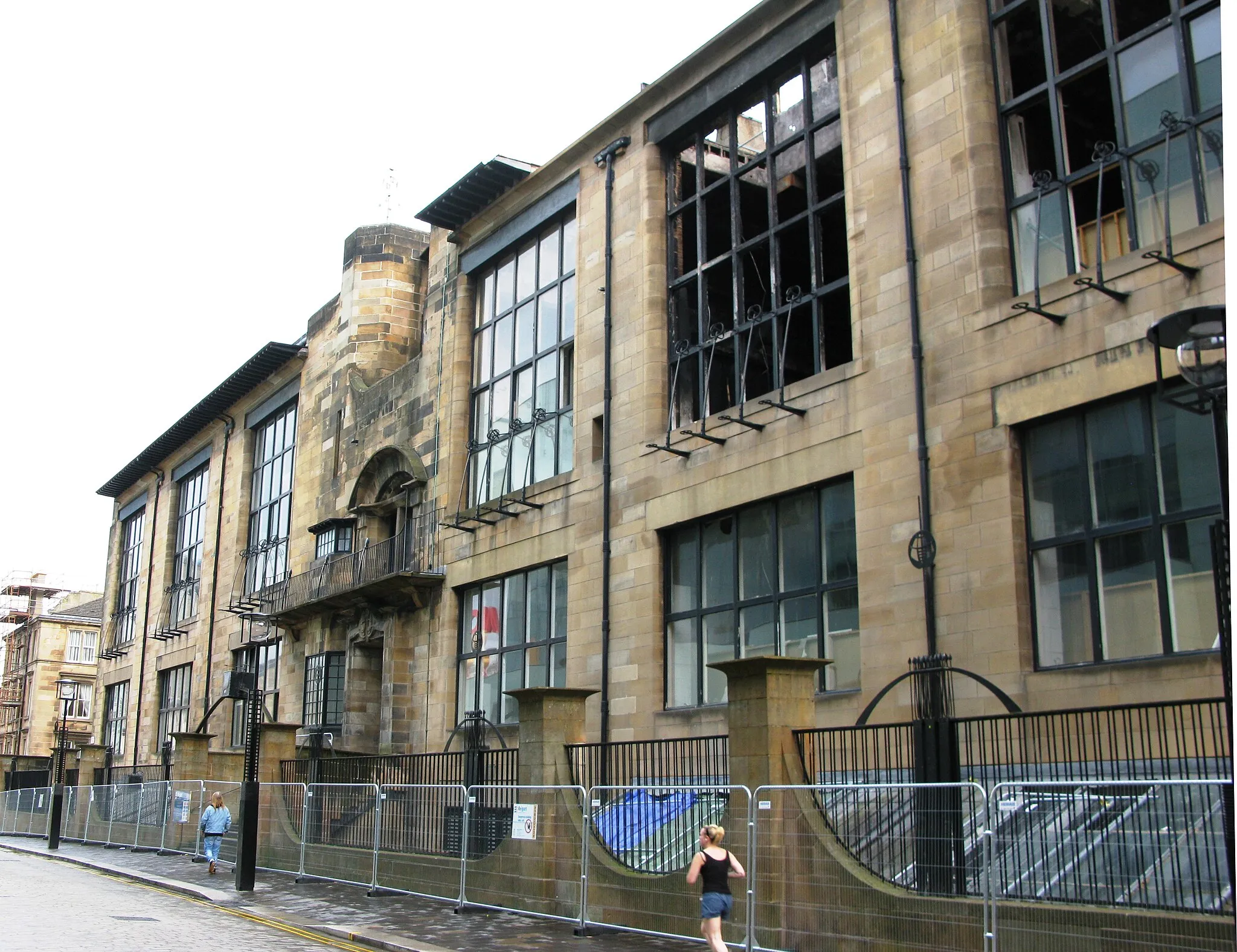 Photo showing: The front (north) facade of Charles Rennie Mackintosh's Glasgow School of Art on Renfrew Street, Garnethill in Glasgow, Scotland. Shown after the fire damage in May 2014.