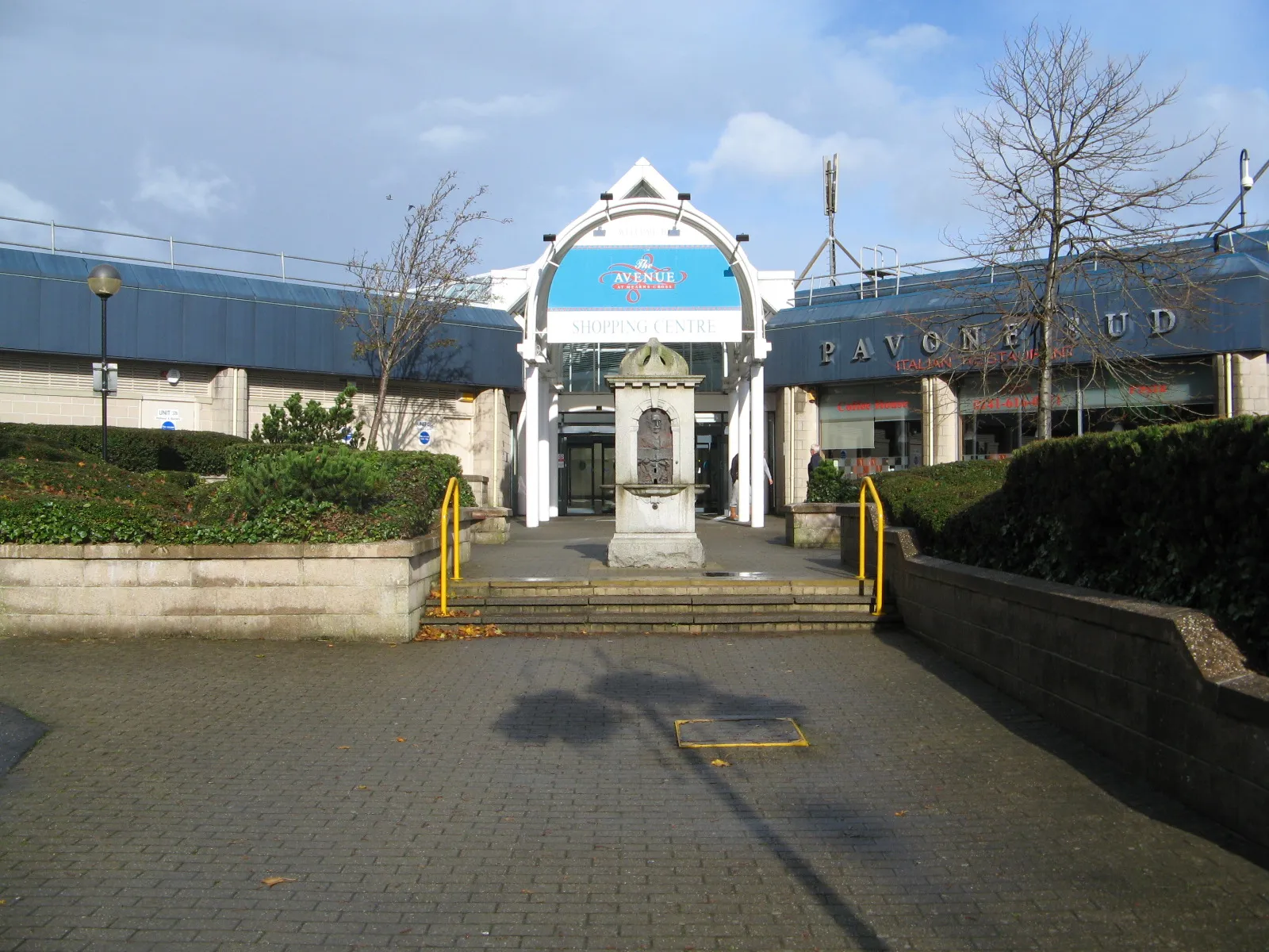 Photo showing: The Avenue Shopping Centre