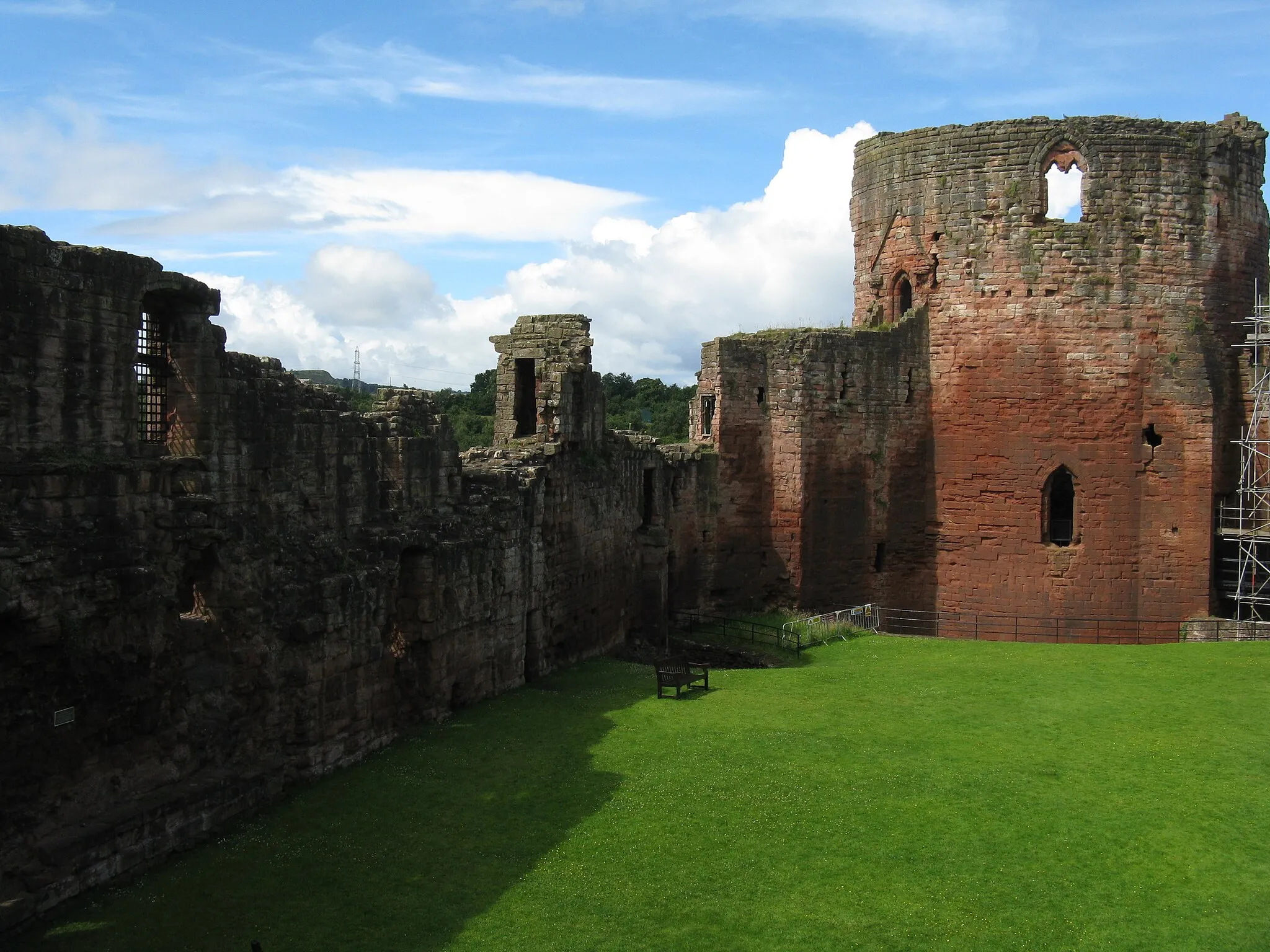 Photo showing: Bothwell Castle - the Donjon