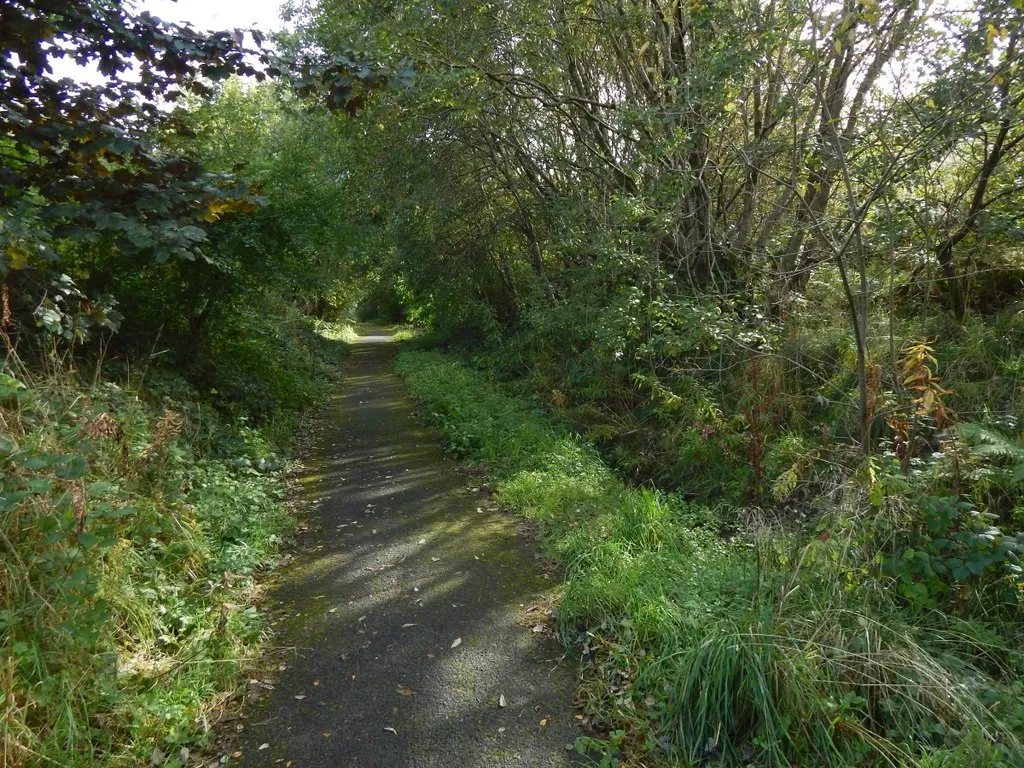 Photo showing: Cycle path above Gibshill